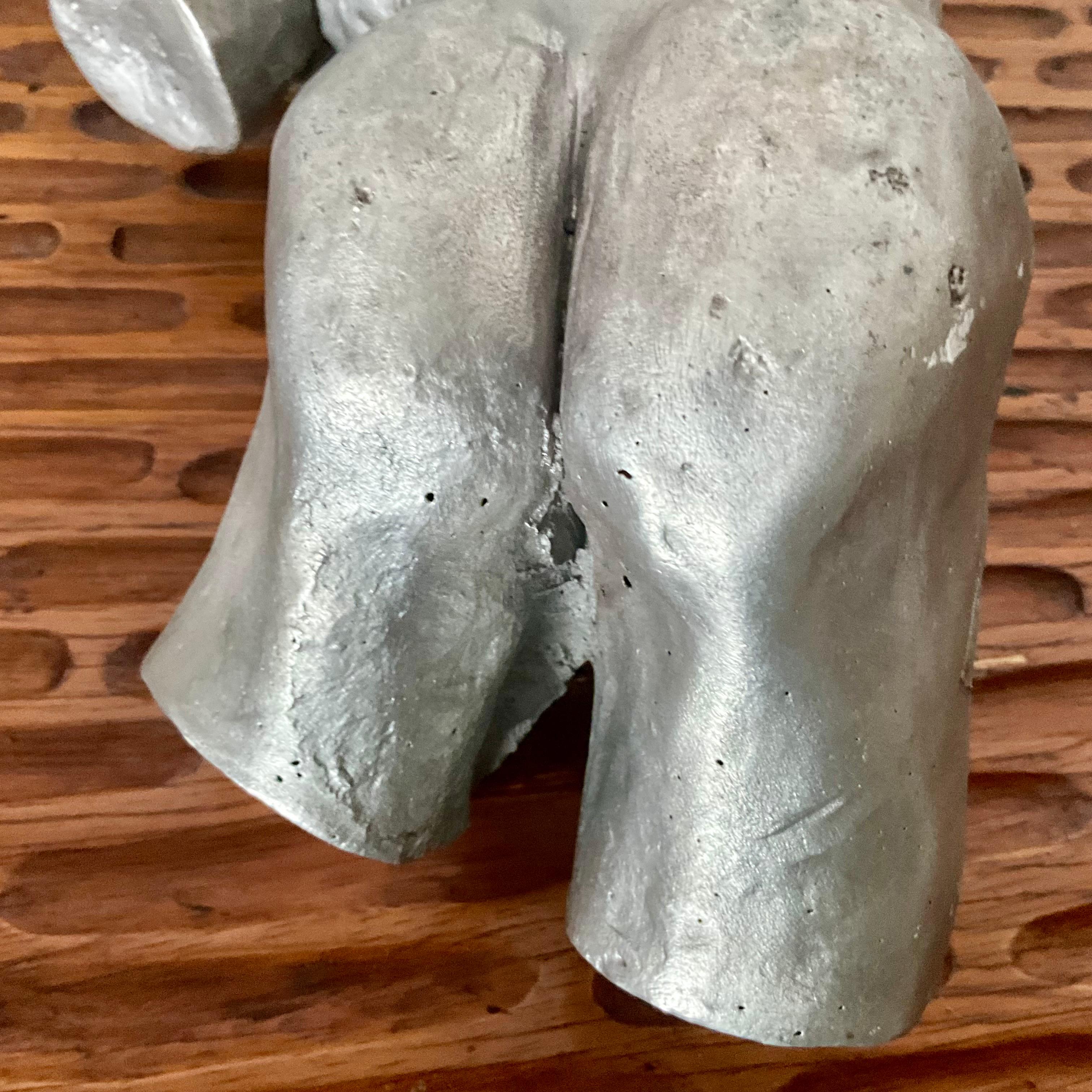 XX secolo Vintage astratto  Scultura di nudo maschile in alluminio con firma in vendita
