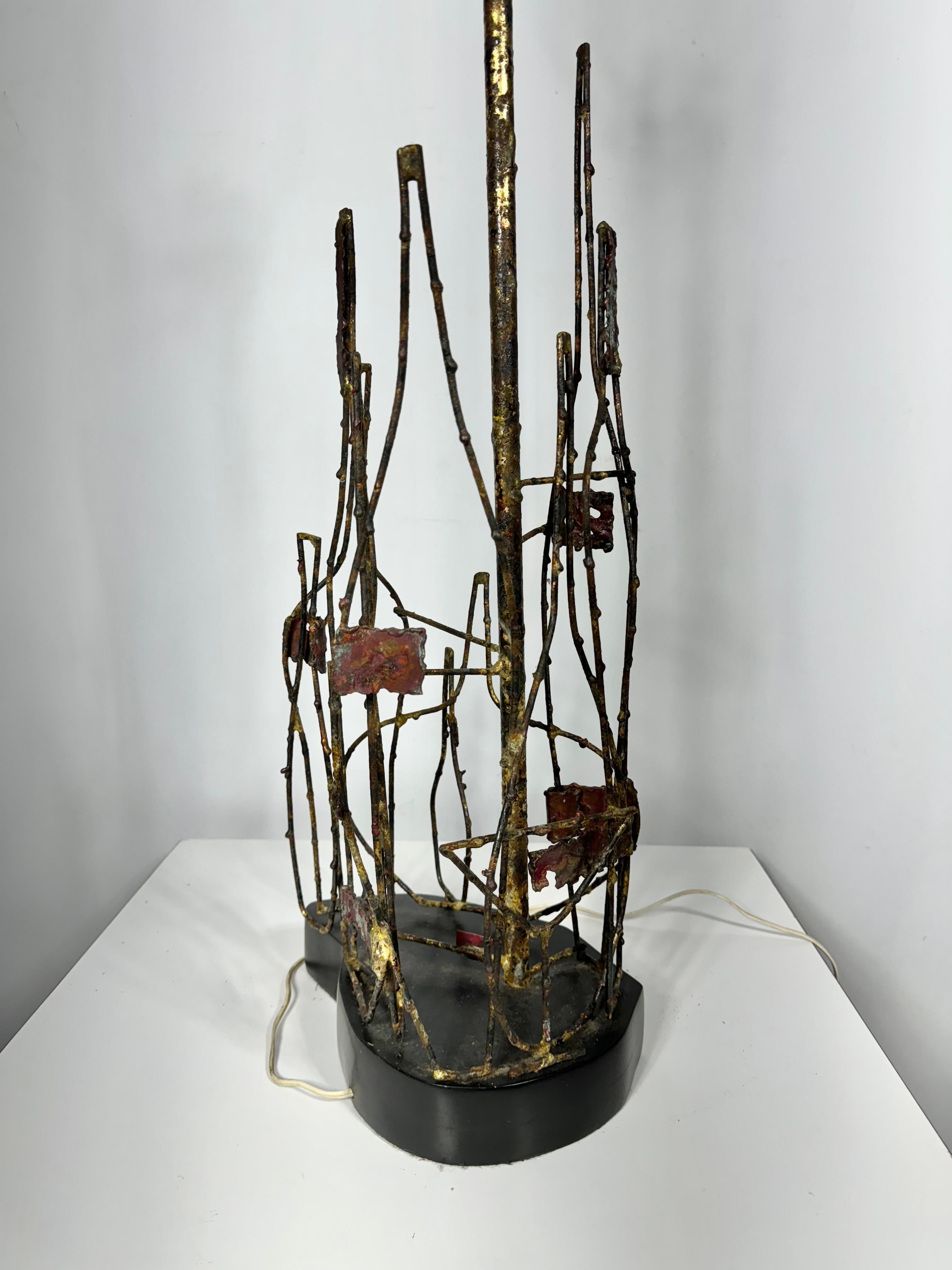 Disponible à l'achat est une rare lampe #347 de Marcello Fantoni, qui est signée et originaire de Firenze, Italie. Cette lampe est un exemple précoce du travail de Fantoni, caractérisé par un corps en métal peint de style brutaliste et une étiquette