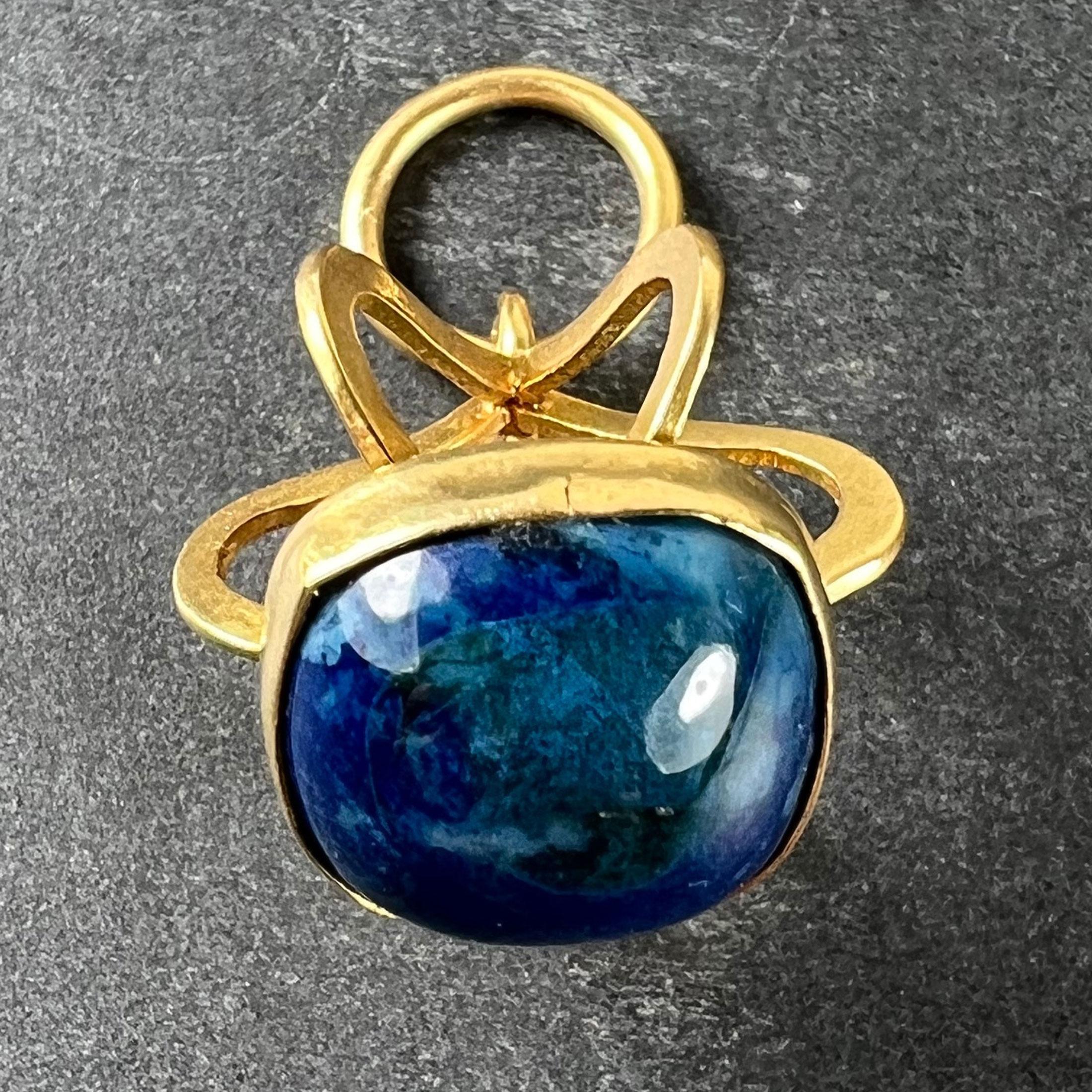 Taille cabochon Pendentif en or jaune 18 carats avec breloque en lapis suisse Vintage Abstract Crown en vente