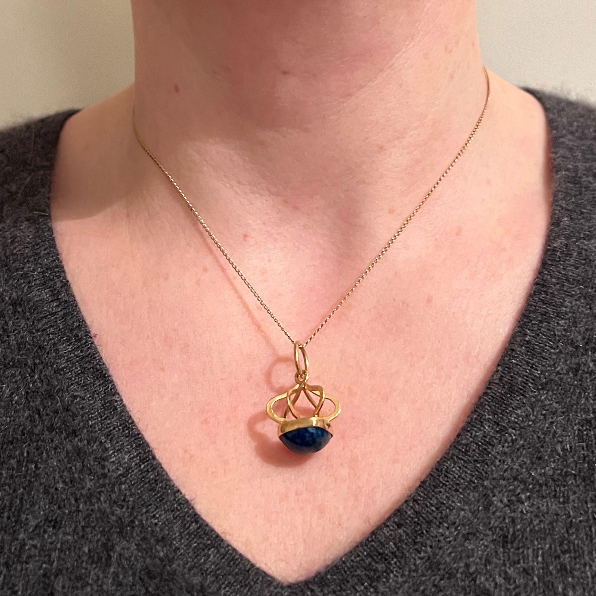 Pendentif en or jaune 18 carats avec breloque en lapis suisse Vintage Abstract Crown Bon état - En vente à London, GB