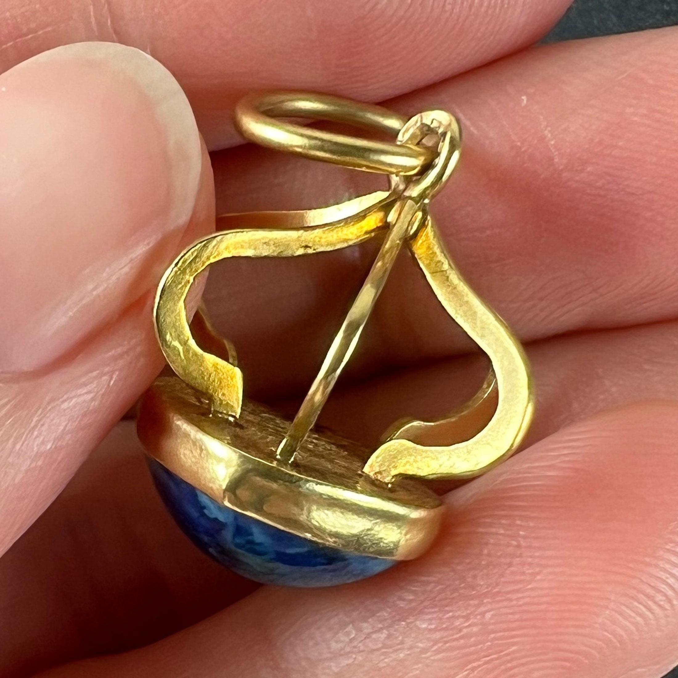 Pendentif en or jaune 18 carats avec breloque en lapis suisse Vintage Abstract Crown en vente 2