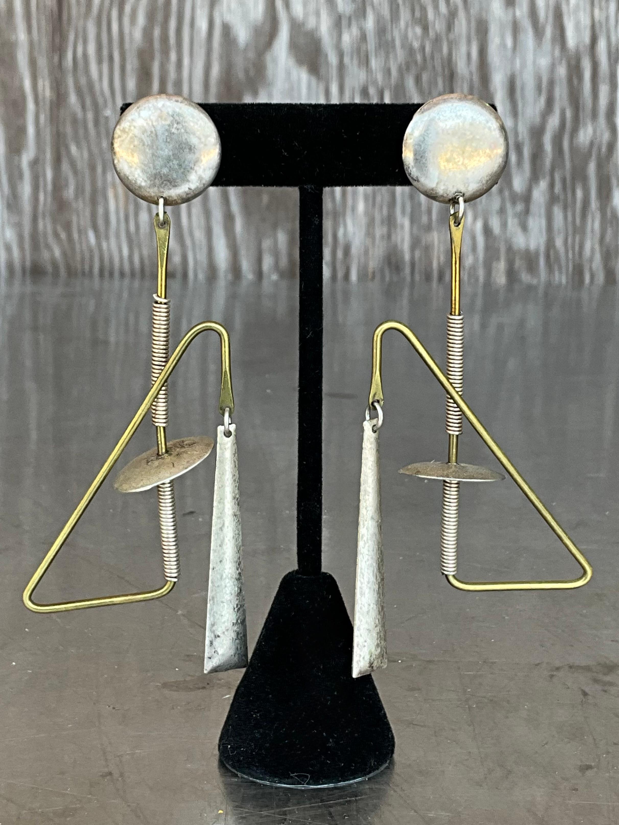 Diese abstrakten Ohrringe aus gemischtem Metall im Vintage-Stil sind eine gelungene Mischung aus künstlerischem Ausdruck und zeitlosem Stil. Die aus einer Kombination von Metallen - in der Regel Messing-, Kupfer- und Silbertöne - gefertigten