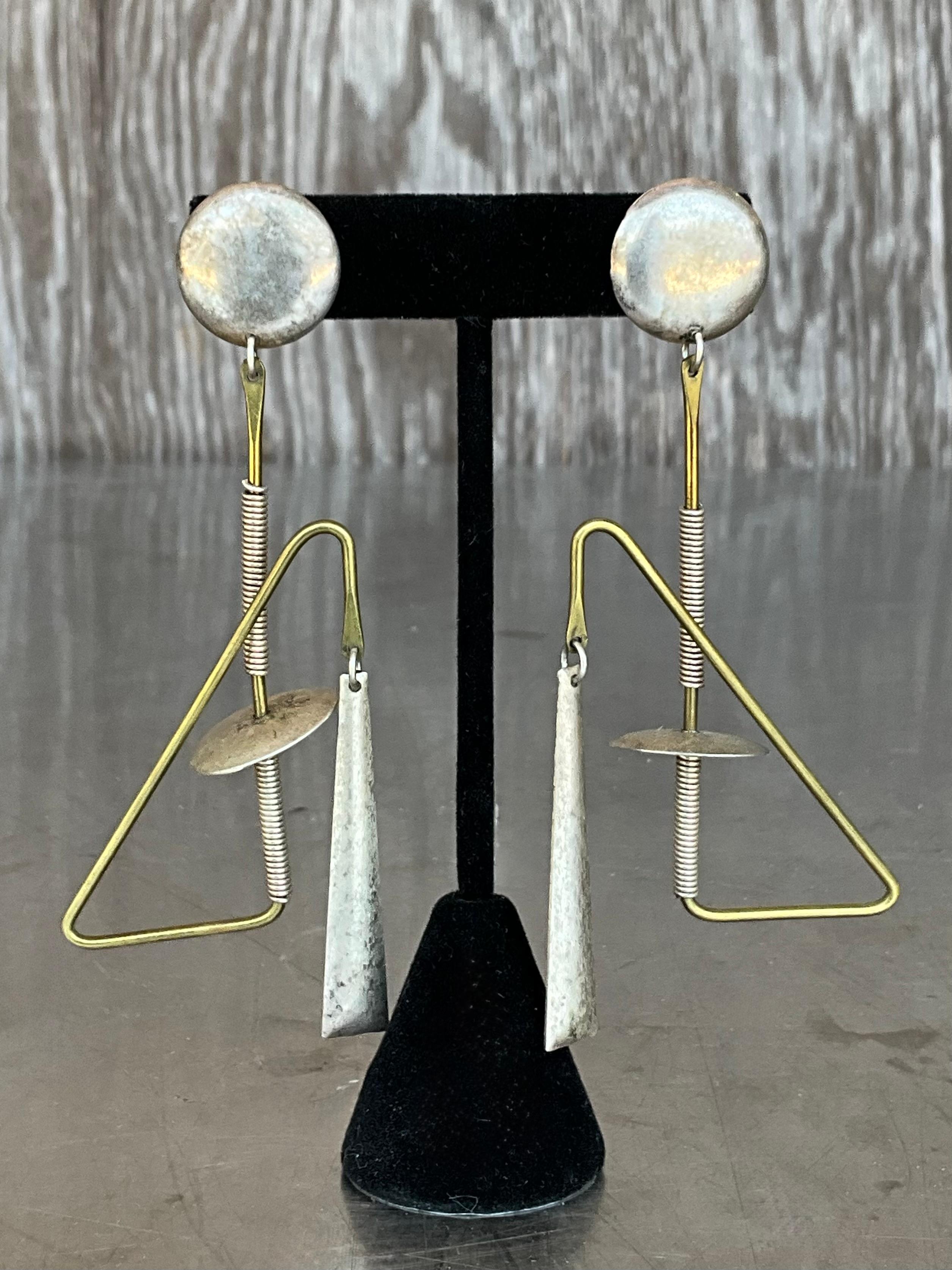 Abstrakte Vintage-Ohrhänger aus gemischten Metallen (Modernistisch) im Angebot