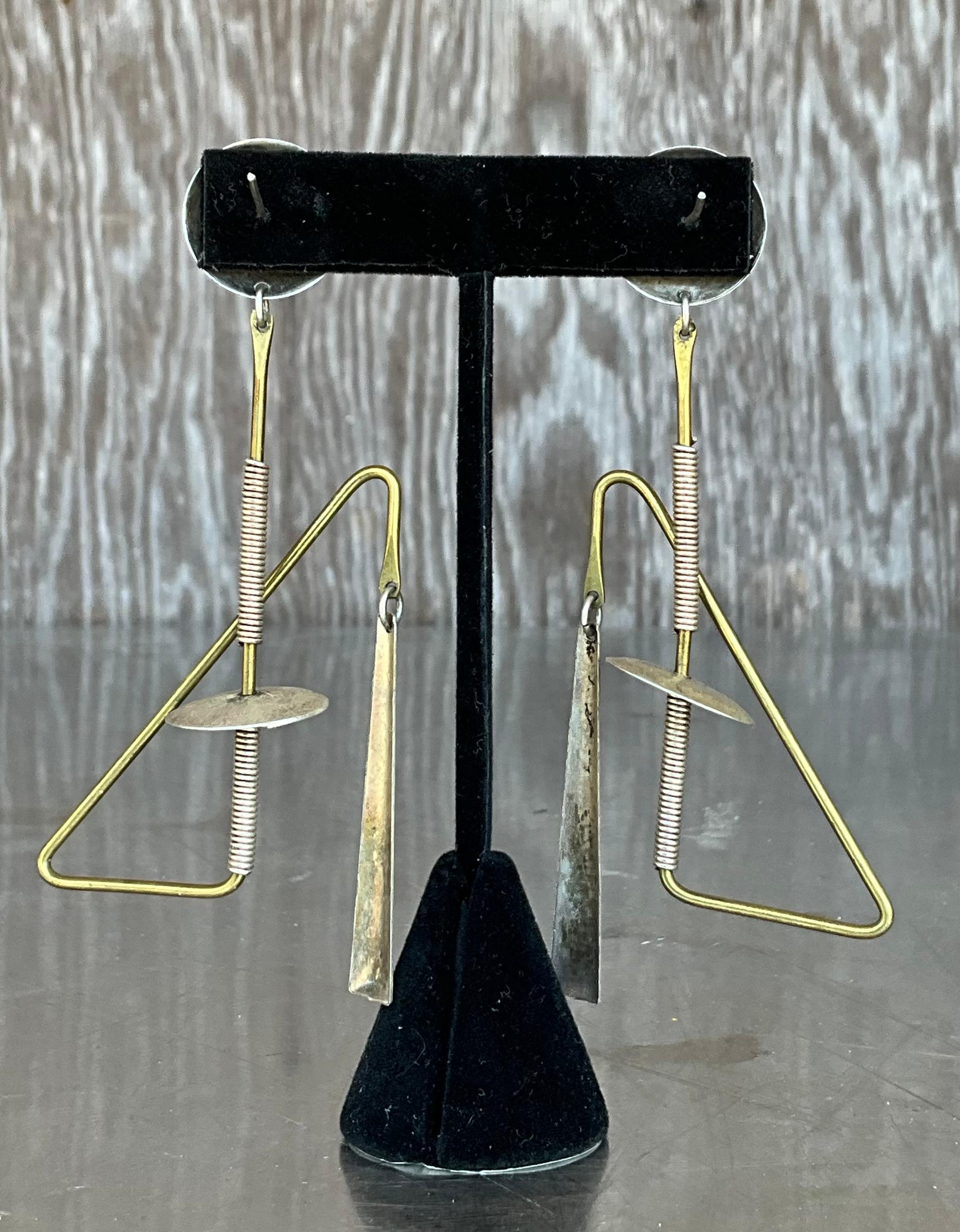 Abstrakte Vintage-Ohrhänger aus gemischten Metallen im Angebot 1