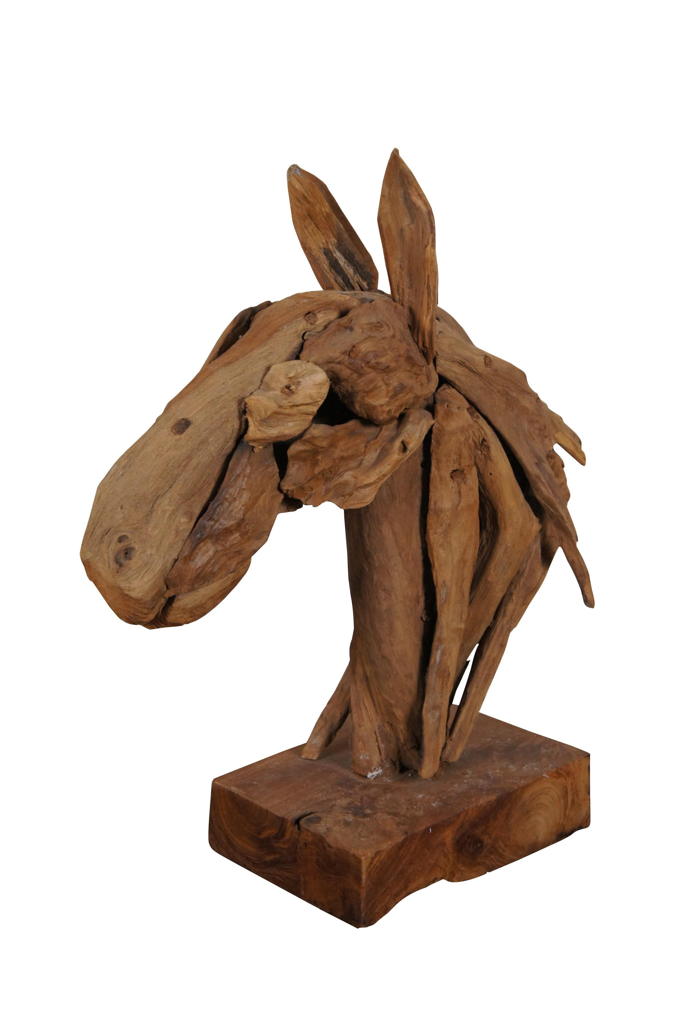 Busto/scultura d'epoca del XX secolo raffigurante una testa di cavallo semi-astratta, realizzata con pezzi di legno di deriva e montata su una base rettangolare in legno di radica.

Dimensioni:
14
