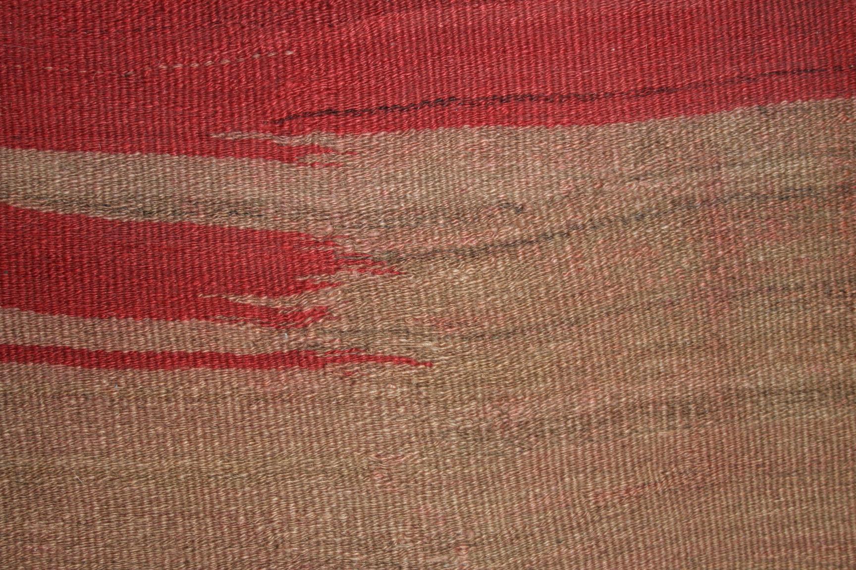 Abstrakter, modernistischer gestreifter Stammes-Kelim-Teppich im Stil der Moderne (Handgewebt) im Angebot