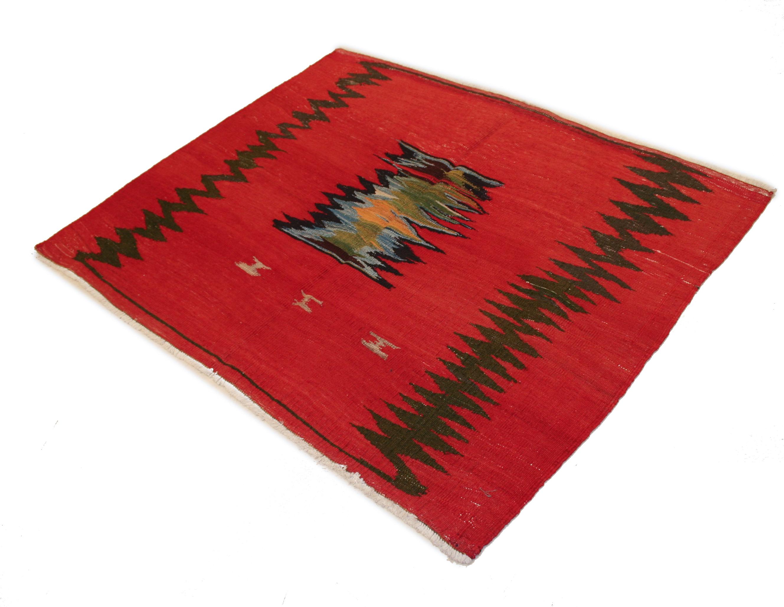 Vintage Abstract Modernist Tribal Sofreh Kilim Rug In Excellent Condition For Sale In Milan, IT