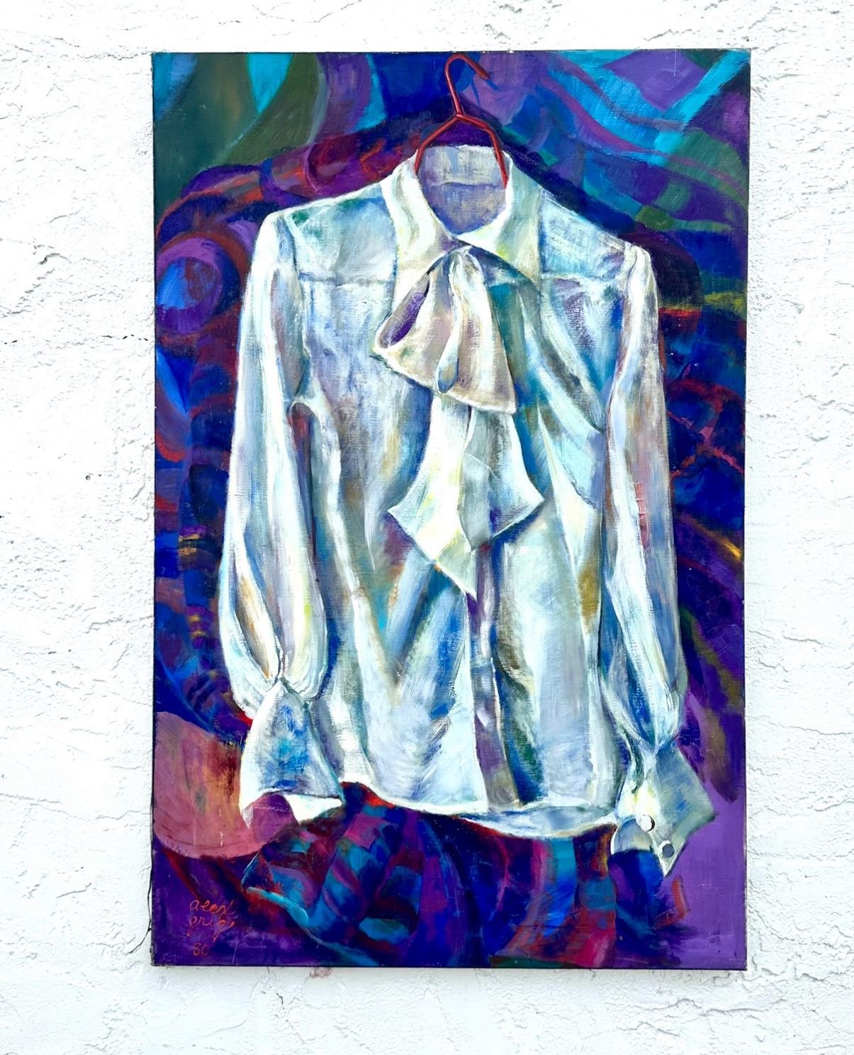 Dieses Vintage-Stillleben ist ein wunderschönes Detailfoto einer Bluse auf einem Kleiderbügel. Die Details bis hin zu jeder einzelnen Stofffalte sowie der kontrastreiche lila Hintergrund machen dieses Stück zu einem echten Unikat. Erworben aus einem