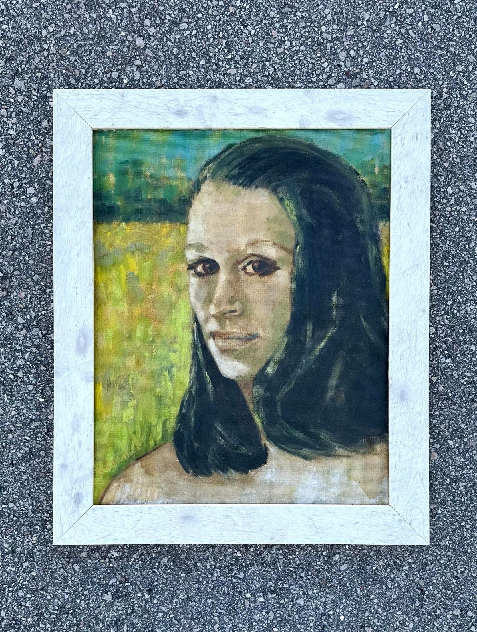 Esta composición única representa a una mujer que te mira directamente. El artista utiliza pinceladas estratégicas para crear un efecto casi borroso sin perder detalle. El fondo verde azulado y el amarillo están desenfocados, lo que crea una