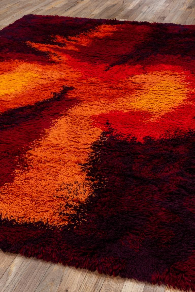 Abstrakter Vintage-Teppich mit kräftigen roten Farben (Dänisch) im Angebot