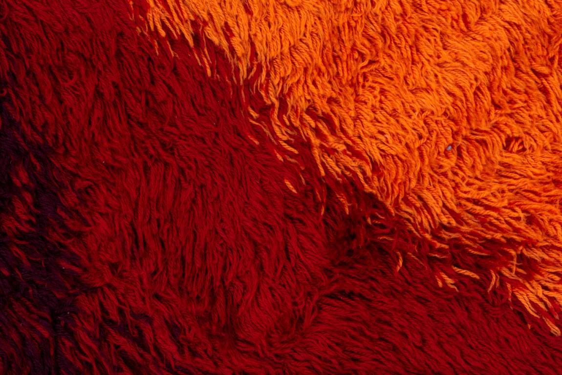 Abstrakter Vintage-Teppich mit kräftigen roten Farben im Zustand „Gut“ im Angebot in New York, NY