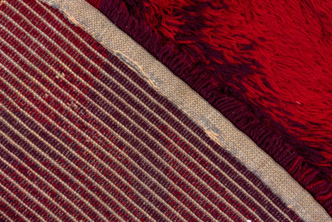 Abstrakter Vintage-Teppich mit kräftigen roten Farben (20. Jahrhundert) im Angebot