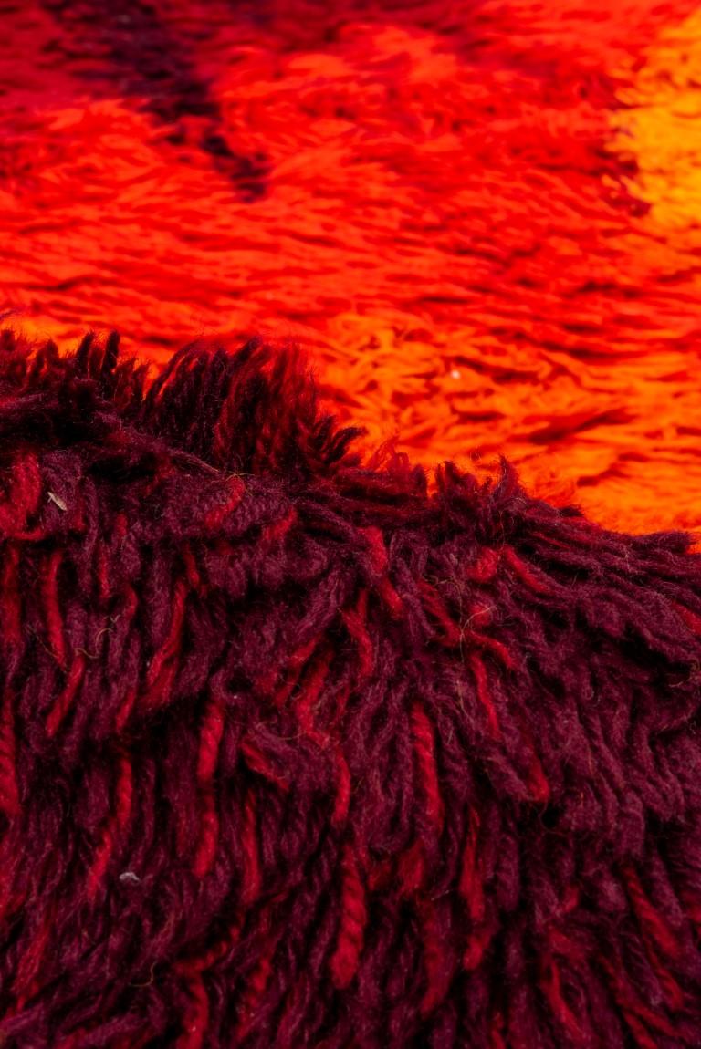 Abstrakter Vintage-Teppich mit kräftigen roten Farben (Wolle) im Angebot