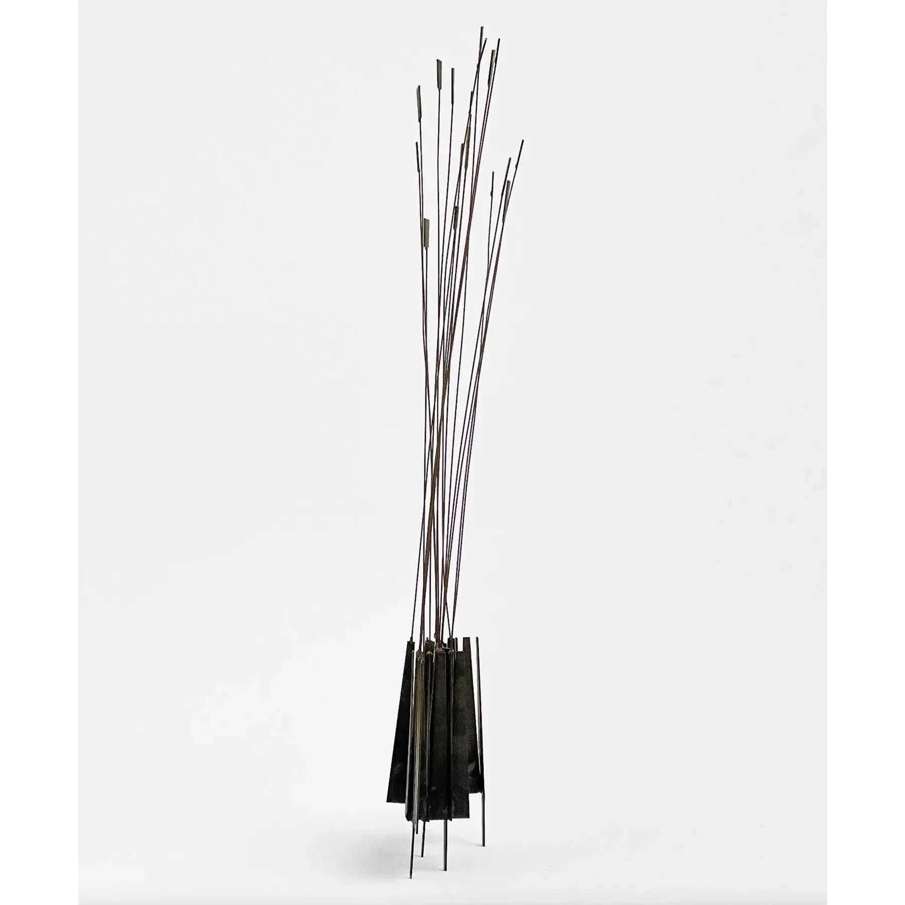 Questa splendida scultura astratta vintage di William Bowie, risalente agli anni '60, mostra l'approccio unico dell'artista al design moderno e astratto. La scultura è in buone condizioni generali, con alcuni segni naturali dell'età che aggiungono