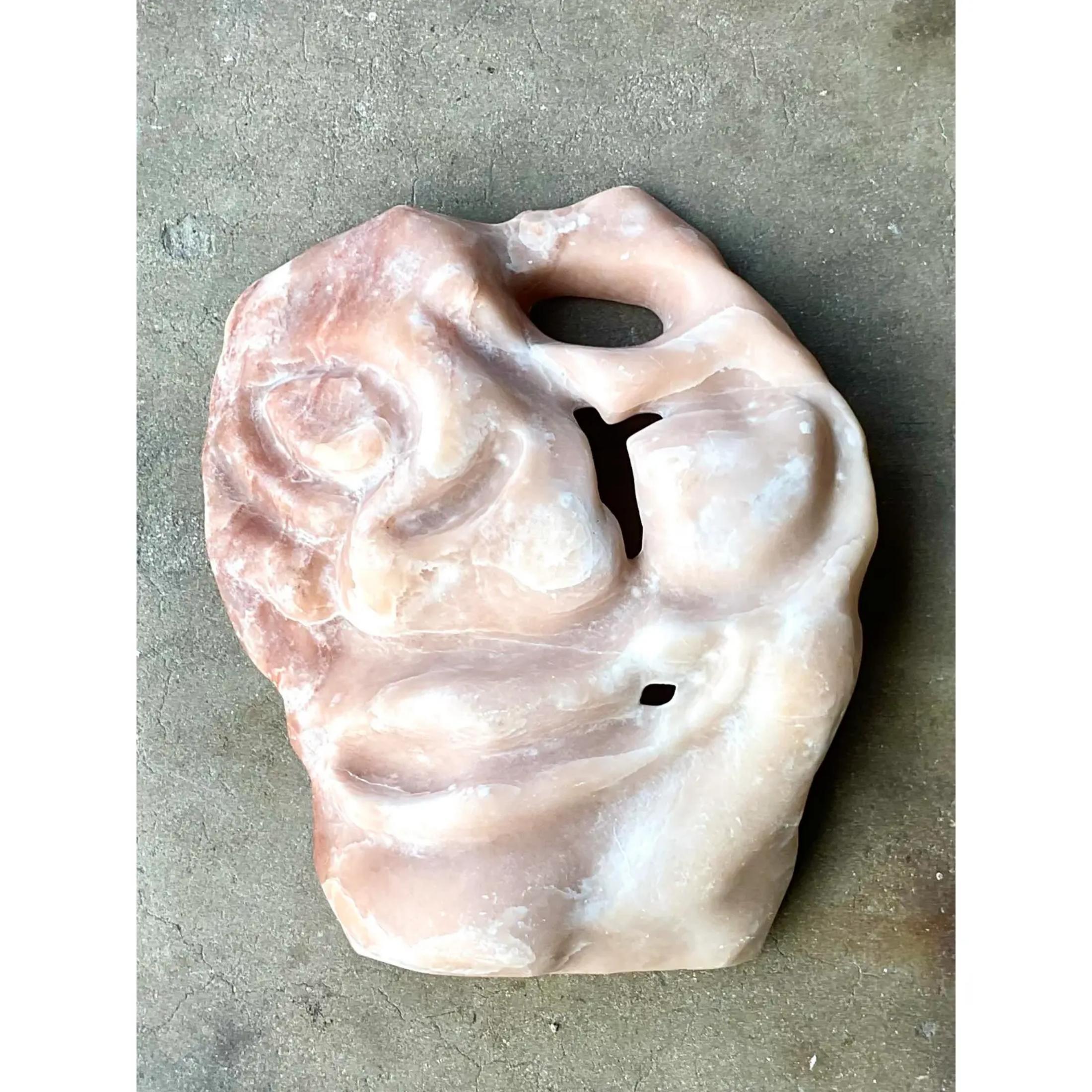 Scultura astratta in pietra vintage. Una fantastica pietra rosa pallido con un incredibile design della faccia. Super espressivo e imponente. Ha un peso. Acquistato da una proprietà di Palm Beach. Senza segno
