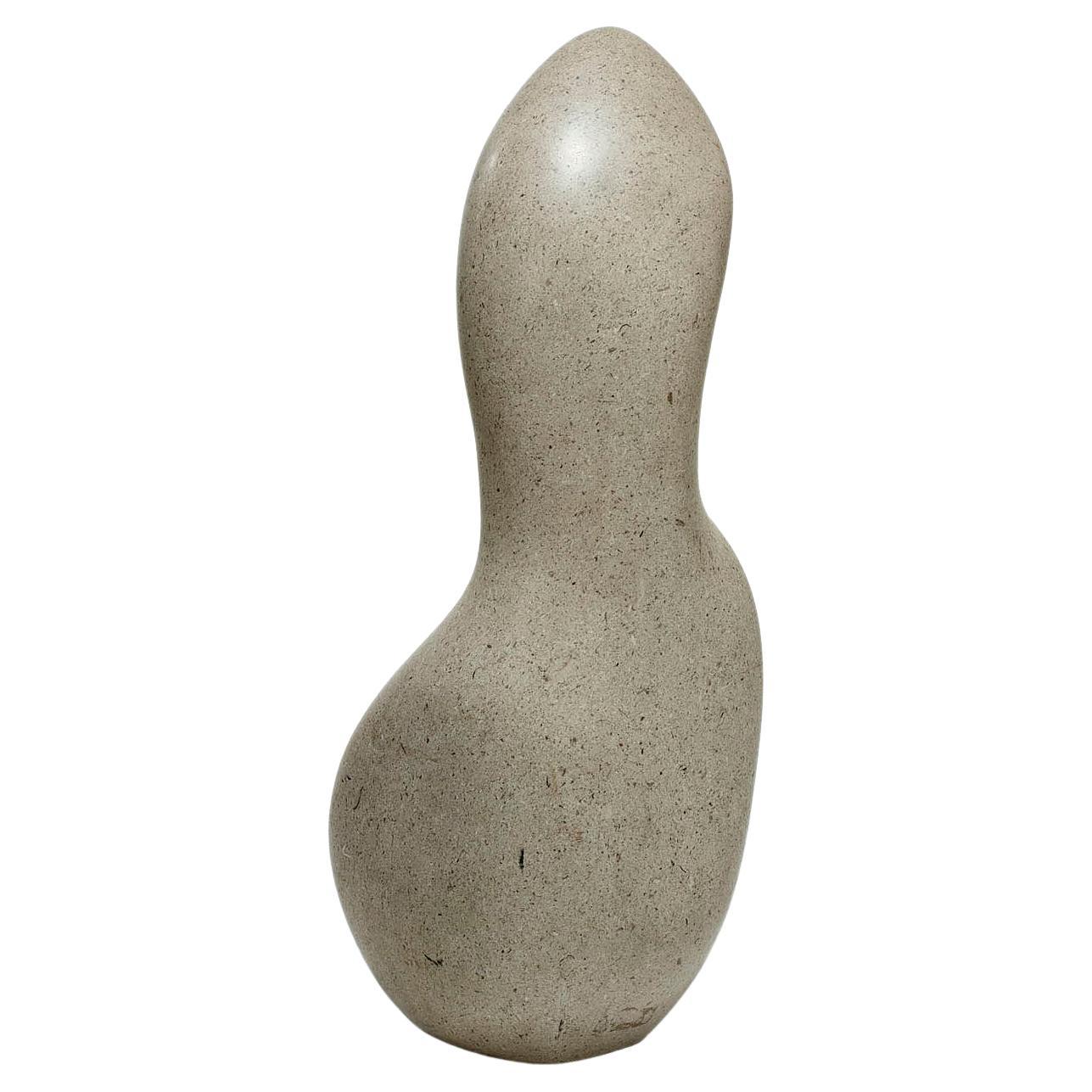 Sculpture abstraite en granit de bonne taille représentant une forme féminine dans la veine de l'œuvre de Dame Barbara Hepworth. Elle n'est pas signée mais est manifestement l'œuvre d'un sculpteur très accompli. Sa forme lisse est très agréable au