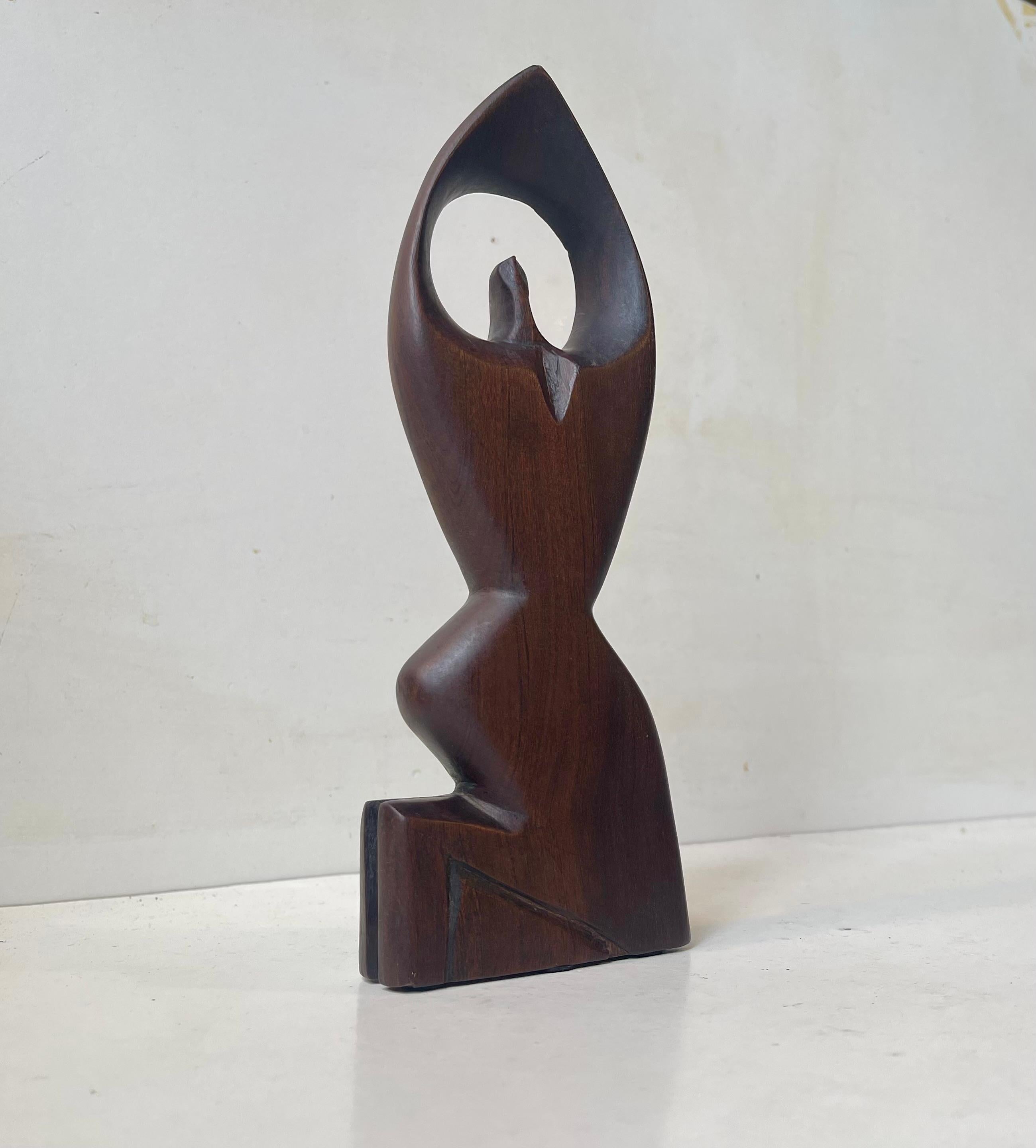 Mid-Century moderno Scultura astratta vintage in teak di donna in posizione yoga, anni '70 in vendita