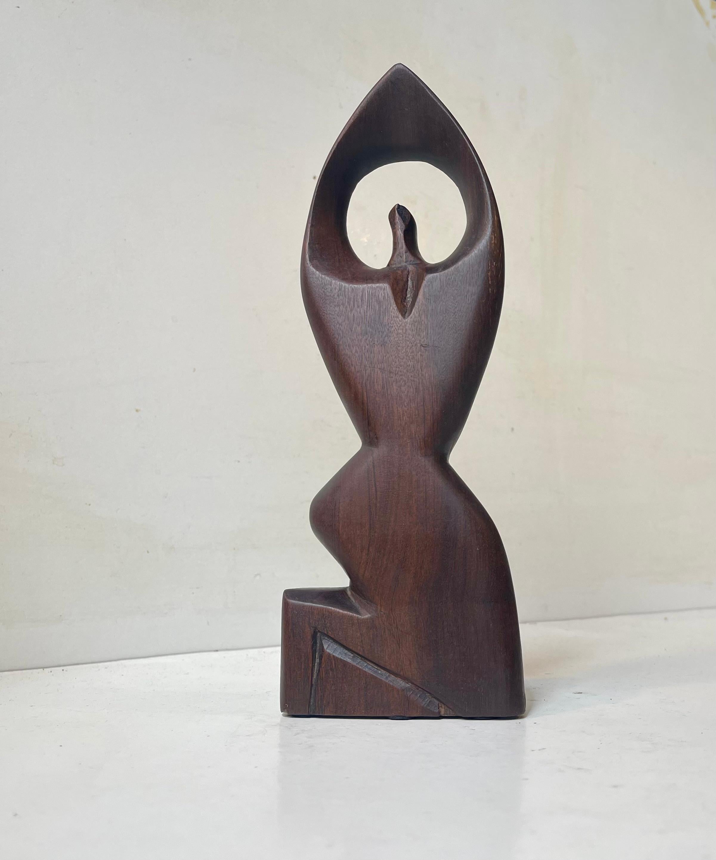 Scultura astratta vintage in teak di donna in posizione yoga, anni '70 in vendita 1