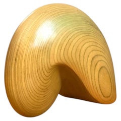 Scultura vintage astratta in legno a forma di conchiglia di nautilus