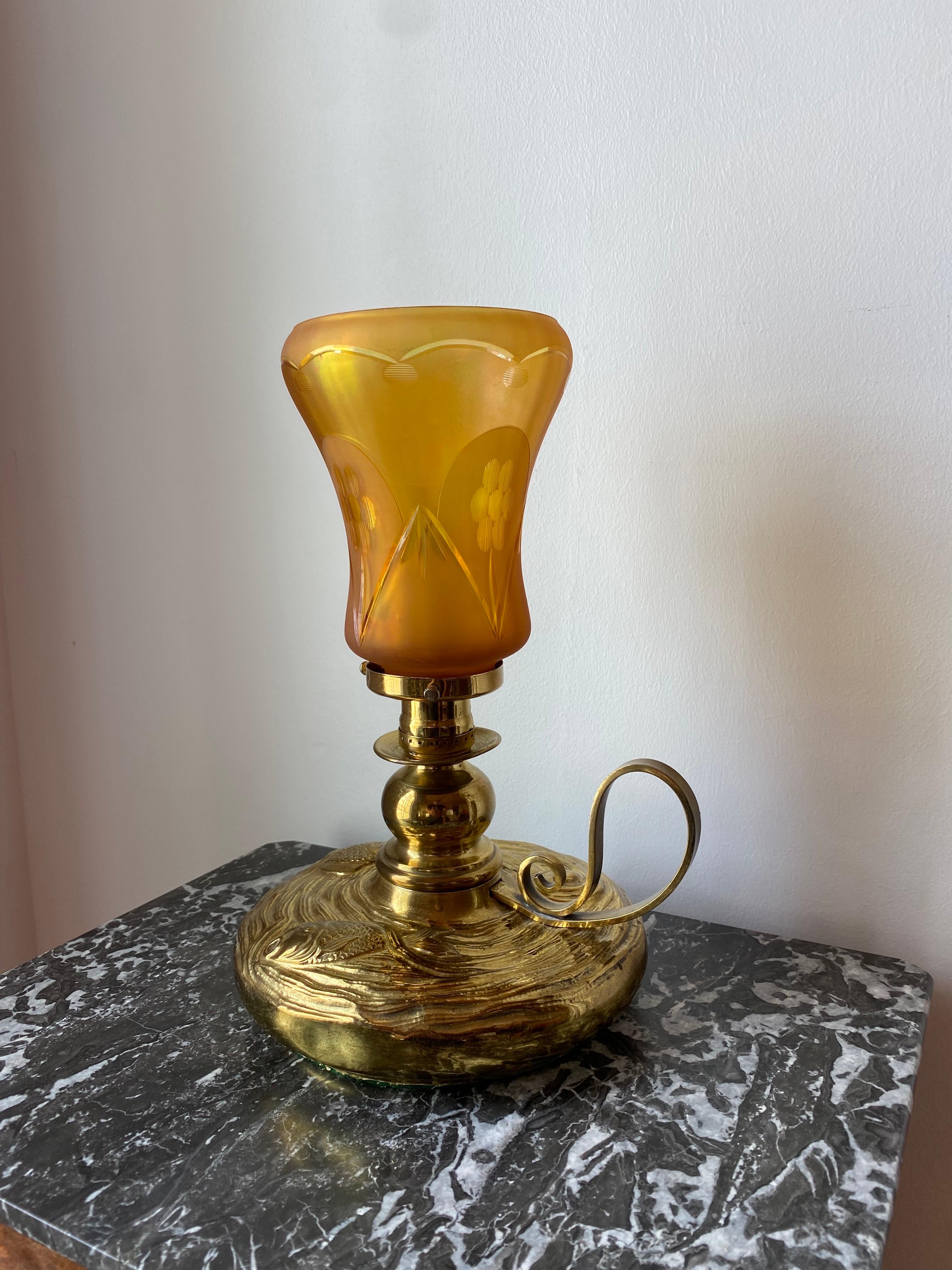 Vintage Akzent-Glockenschirm aus Bernsteinglas und Messing, Öllampe im Vintage-Stil (Gegossen) im Angebot