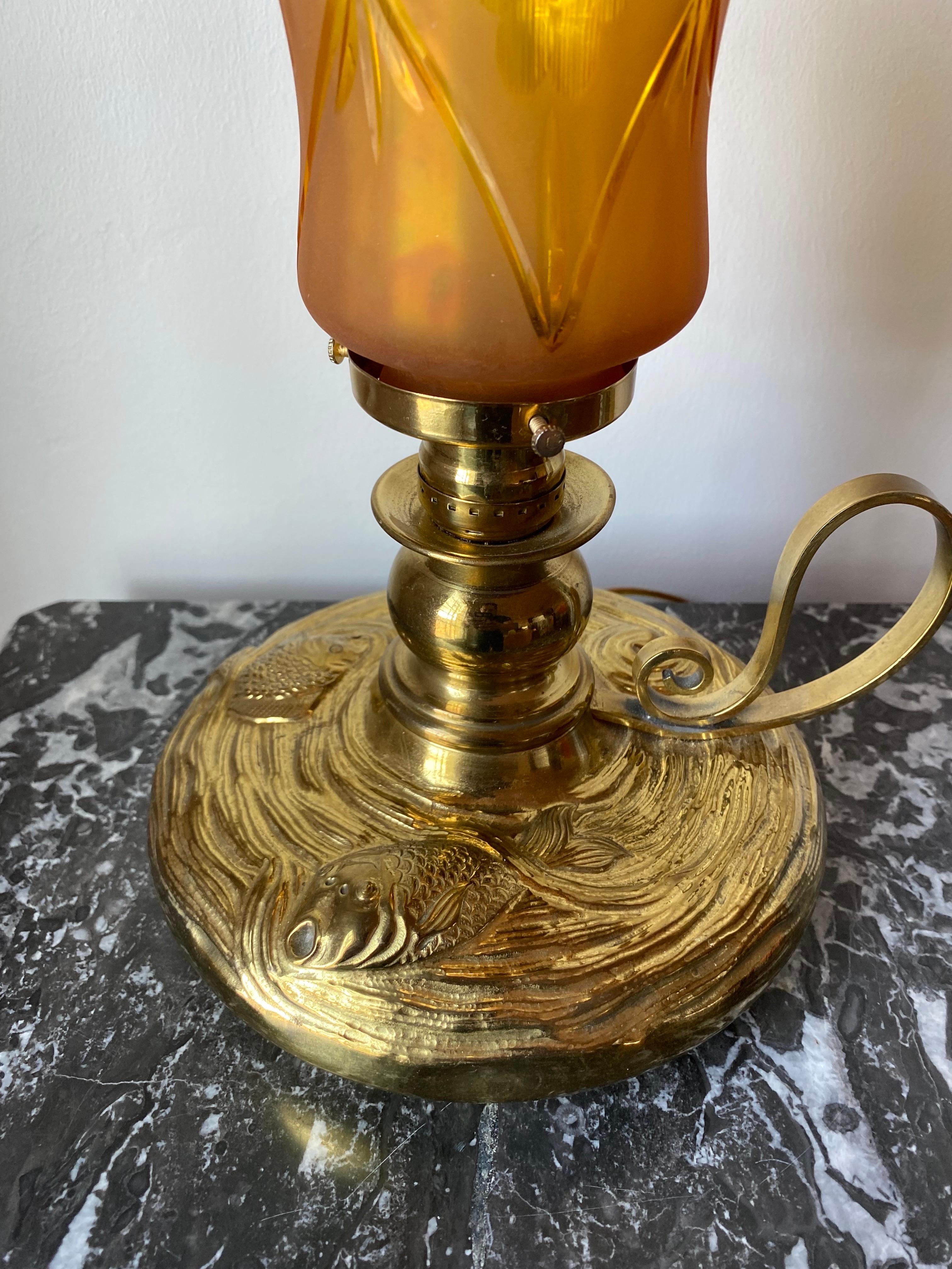 Vintage Akzent-Glockenschirm aus Bernsteinglas und Messing, Öllampe im Vintage-Stil im Angebot 1