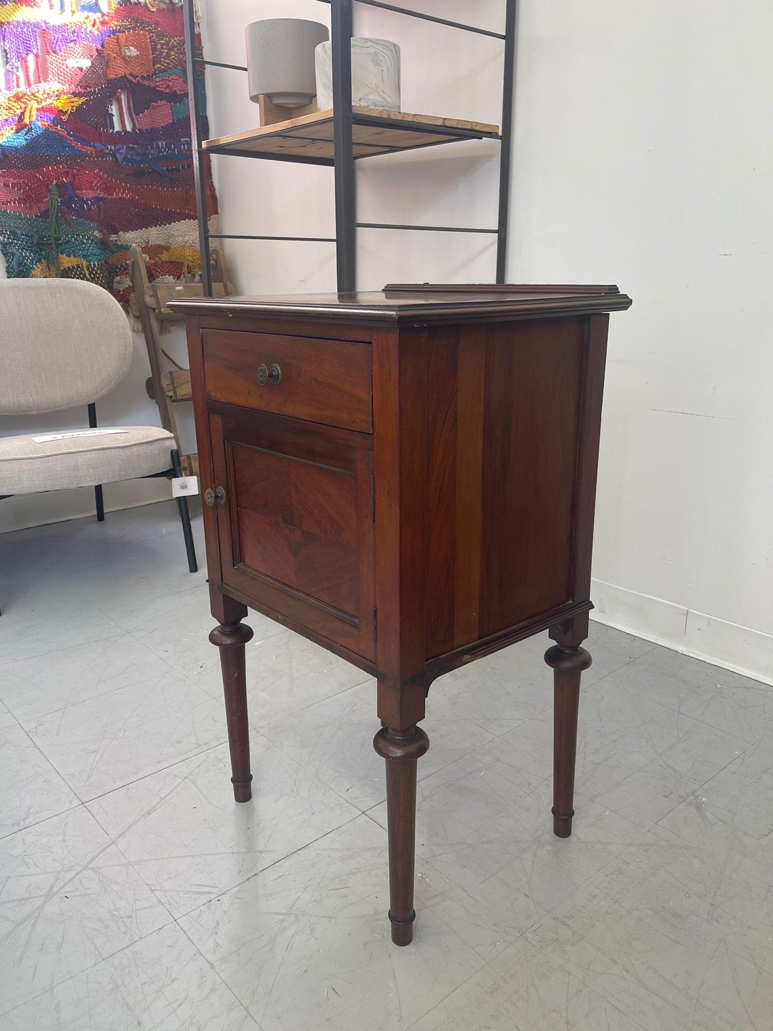 Vintage Accent Table With Dovetail Details Uk Import In Good Condition For Sale In Seattle, WA