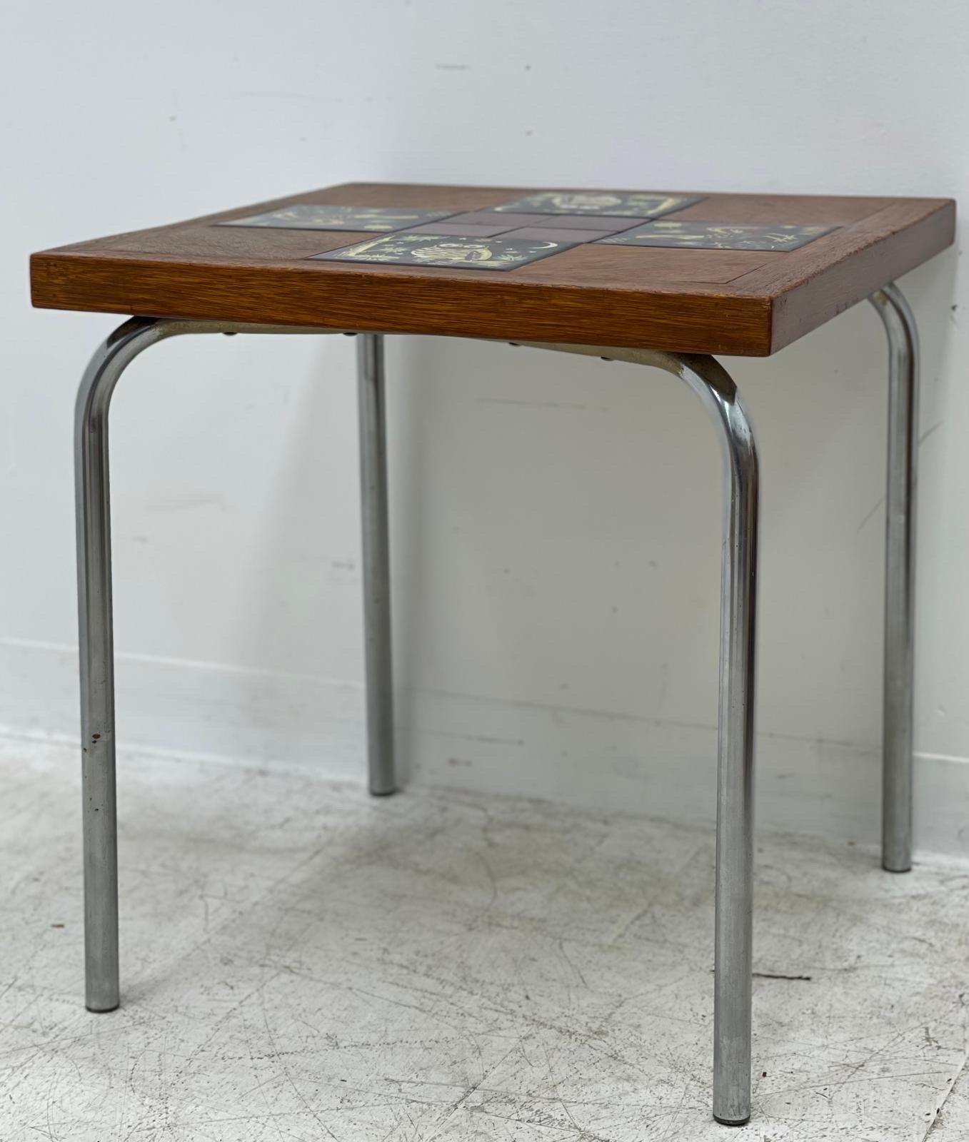 Table d'appoint vintage avec plateau en carrelage

Dimensions. 21 1/2 L ; 21 1/2 P ; 22 1/2 H