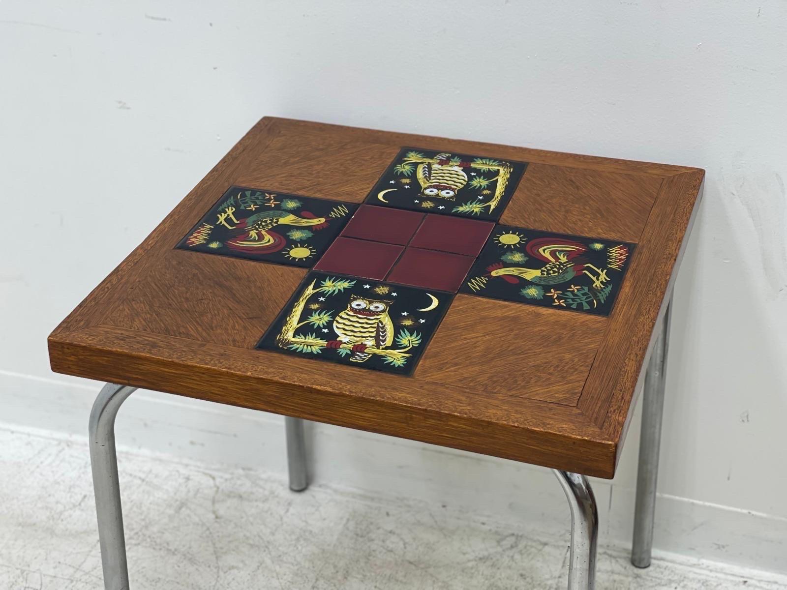 Mid-Century Modern Table d'appoint vintage avec plateau en carreaux en vente