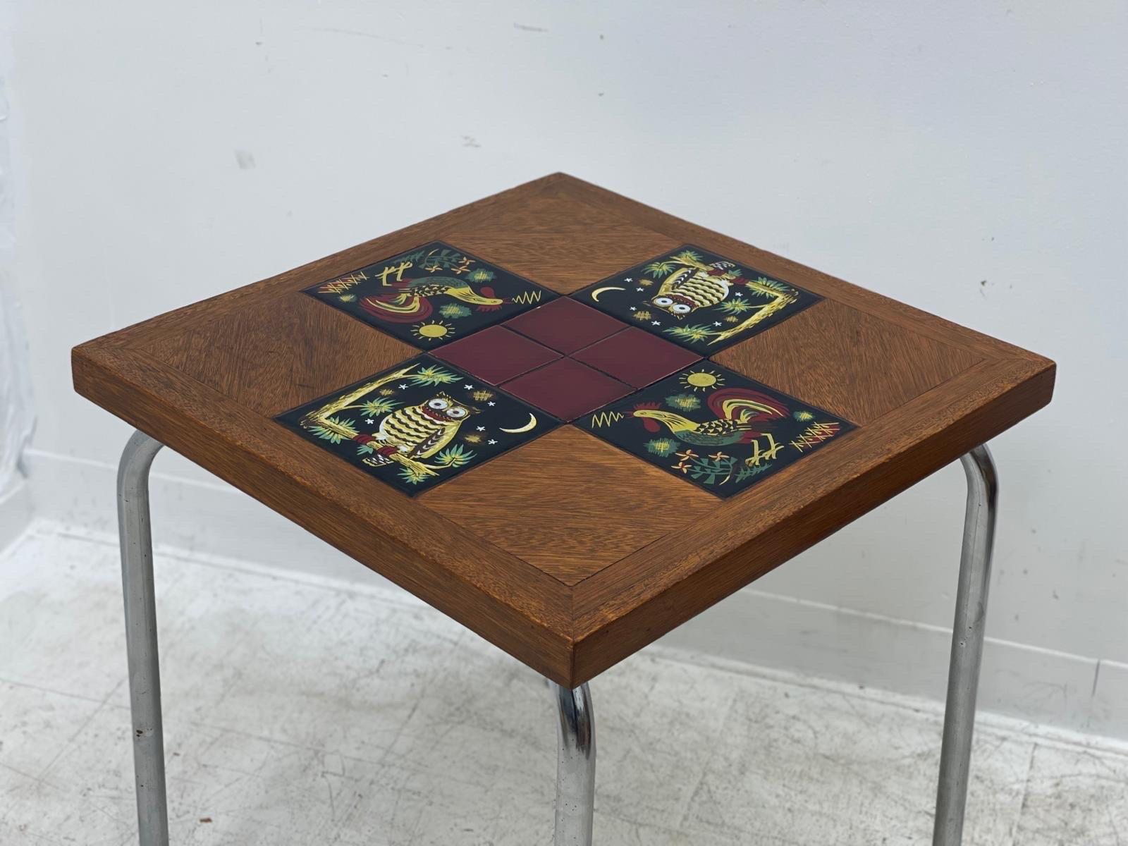 Table d'appoint vintage avec plateau en carreaux Bon état - En vente à Seattle, WA