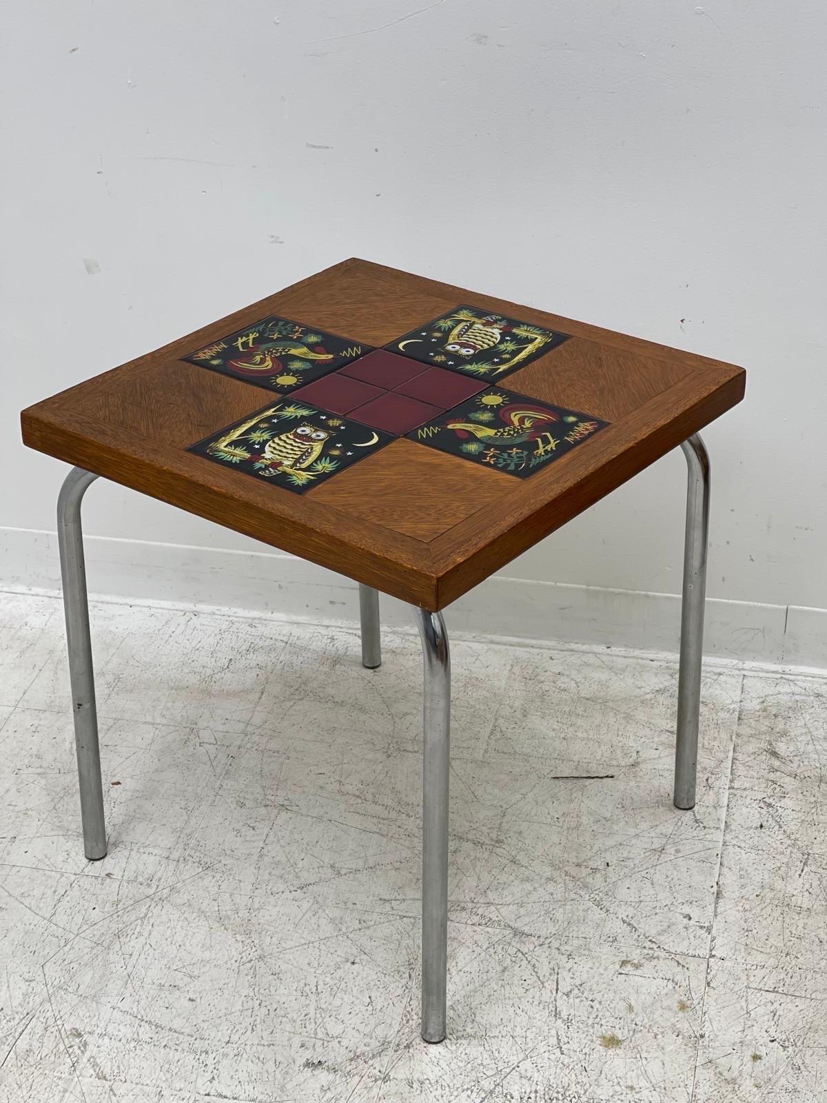 Bois Table d'appoint vintage avec plateau en carreaux en vente