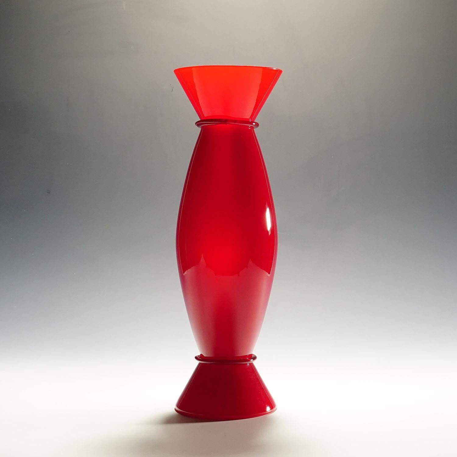 Vintage Acco vase by Alessandro Mendini for Venini, Murano 1997

A vintage art glass vase of the Acco series designed in 1988 by Alessandro Mendini for Venini, Venice. White opaque glass with a colorful overlay in red and a clear glass finish. With