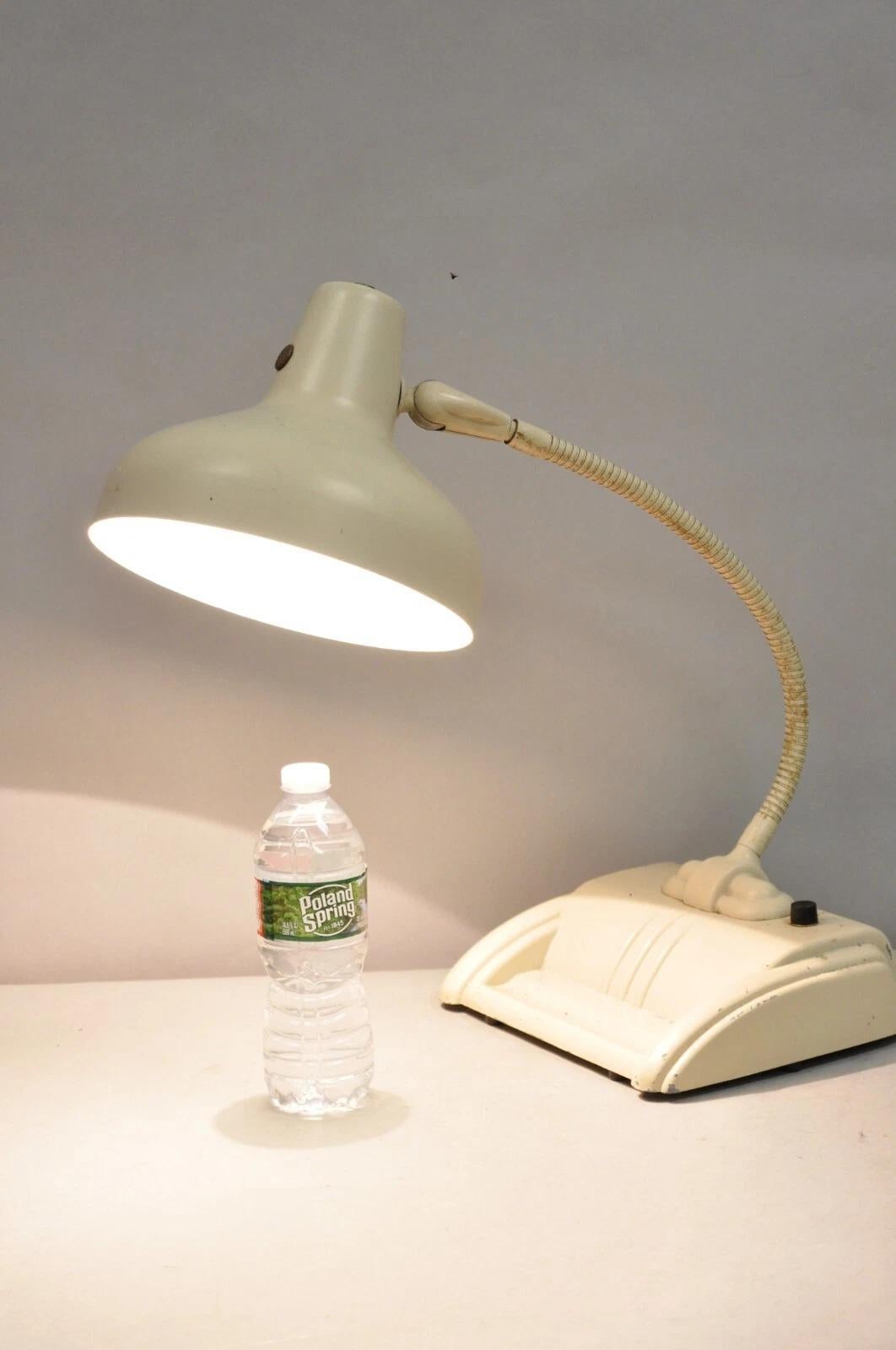 Vintage Acme Lite Beige Mid Century Modern Retro Einstellbare Schwanenhals-Schreibtischlampe. Circa Mitte des 20. Jahrhunderts. Abmessungen: 22