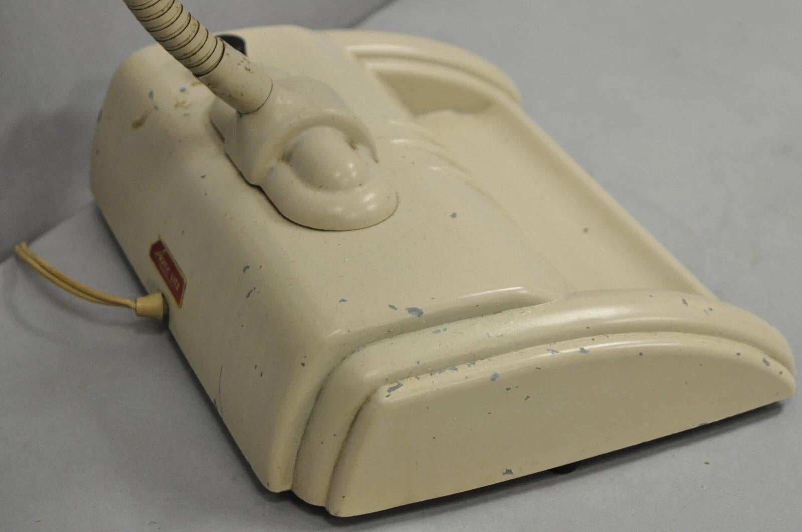 Vintage Acme Lite Beige Mid Century Modern Retro Einstellbare Schwanenhals-Schreibtischlampe (Kunststoff) im Angebot