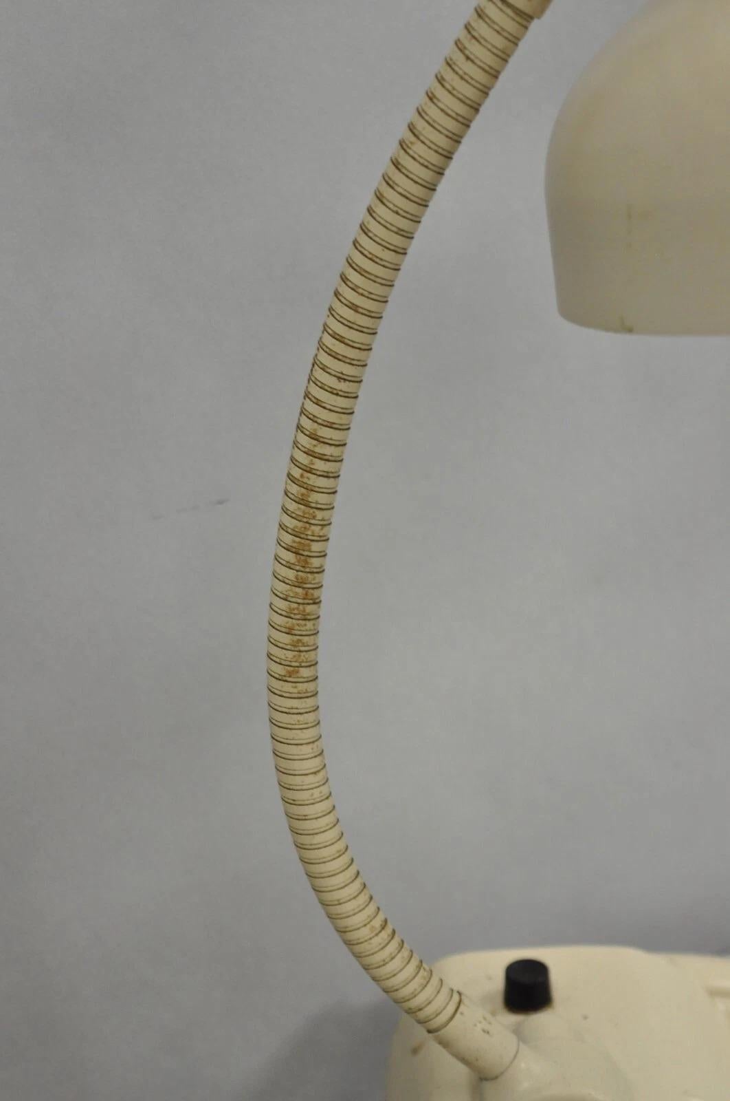 Vintage Acme Lite Beige Mid Century Modern Retro Einstellbare Schwanenhals-Schreibtischlampe im Angebot 1