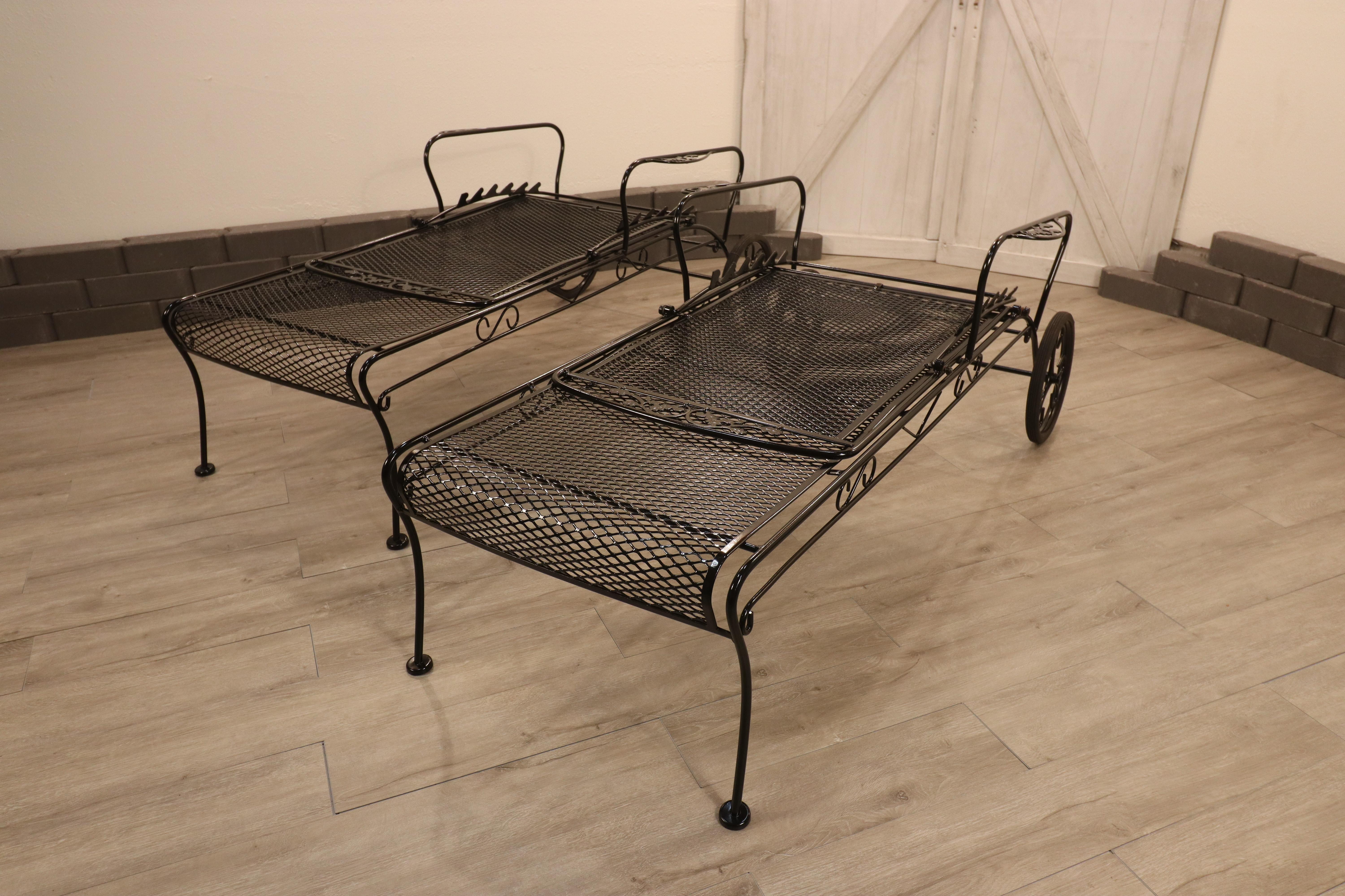 Vous recherchez une touche d'élégance et de charme naturel pour votre espace extérieur ? Nos chaises longues en fer forgé à glands et à feuilles de chêne sont parfaites pour vous ! Ces magnifiques chaises longues fabriquées à la main offrent à la