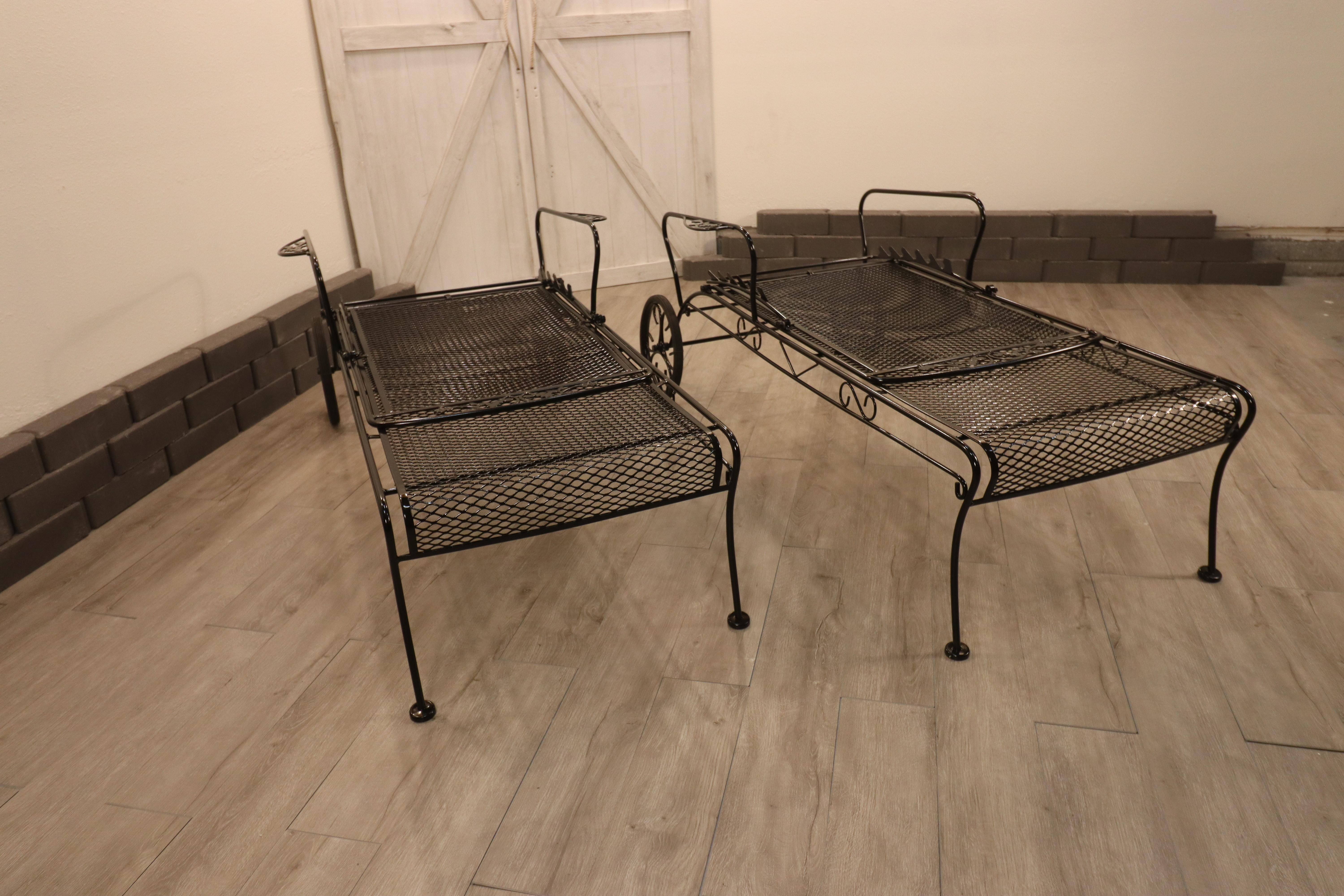 Mid-Century Modern Chaises longues vintage en fer forgé avec glands et feuilles de chêne en vente