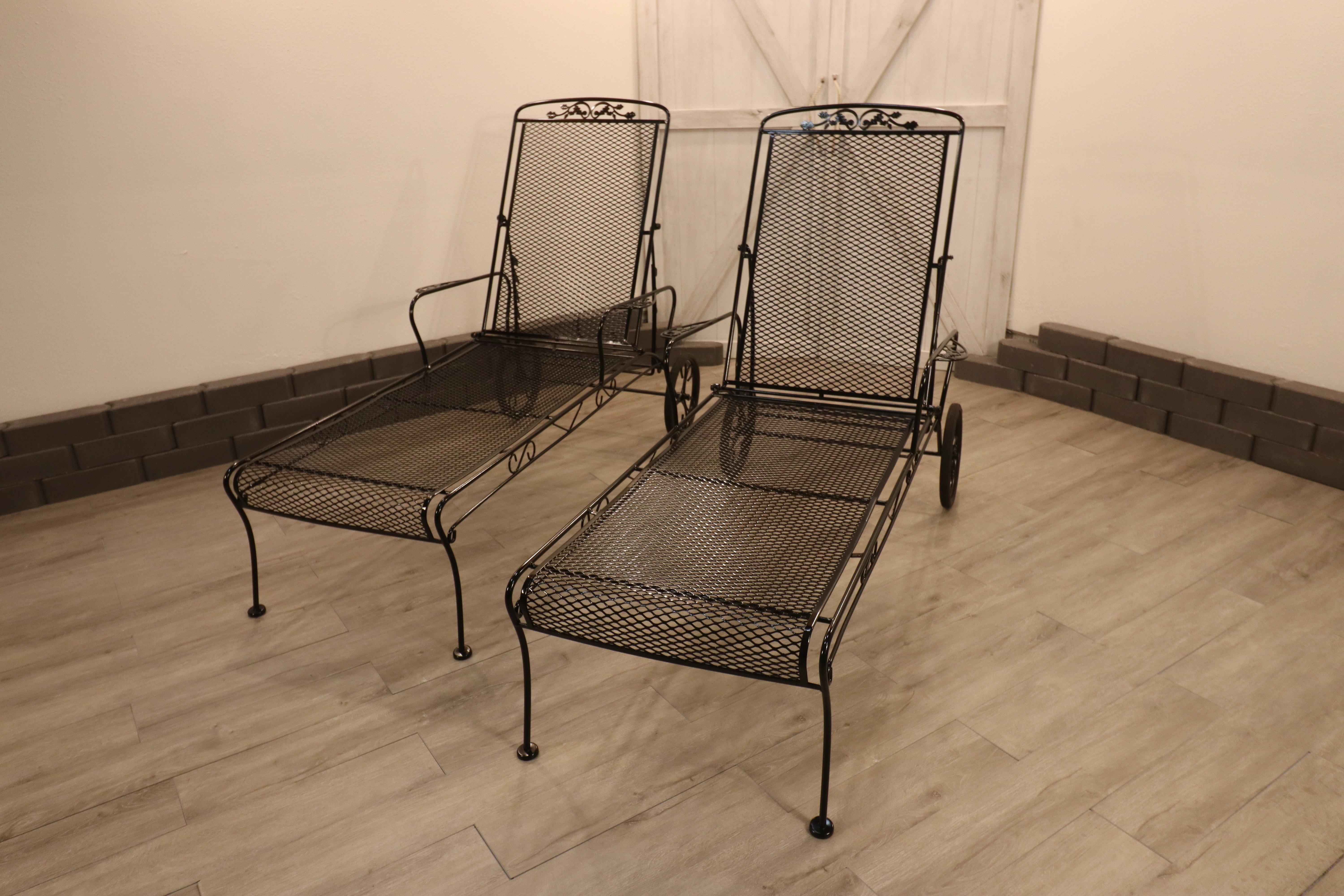 Américain Chaises longues vintage en fer forgé avec glands et feuilles de chêne en vente