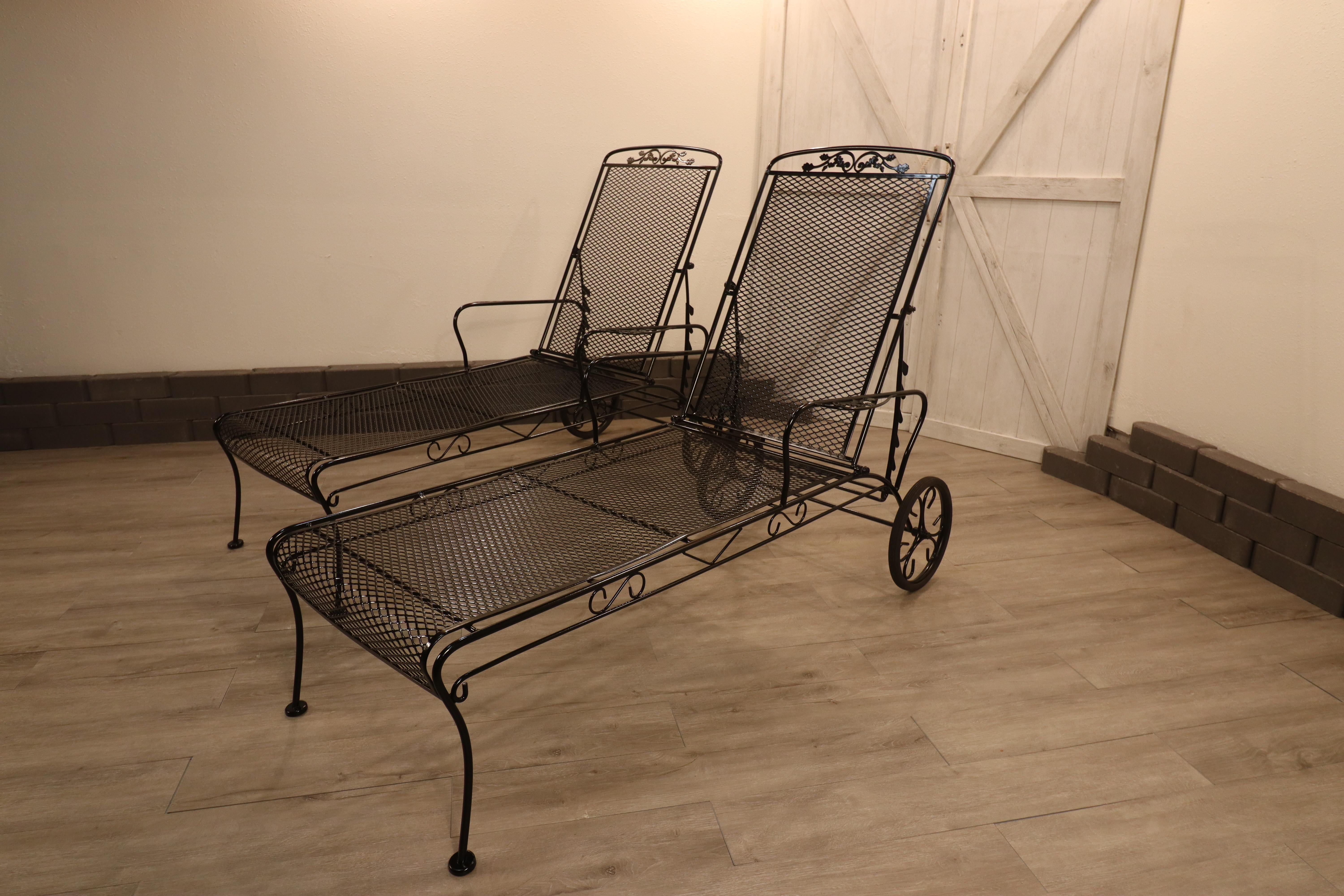 Soudé Chaises longues vintage en fer forgé avec glands et feuilles de chêne en vente