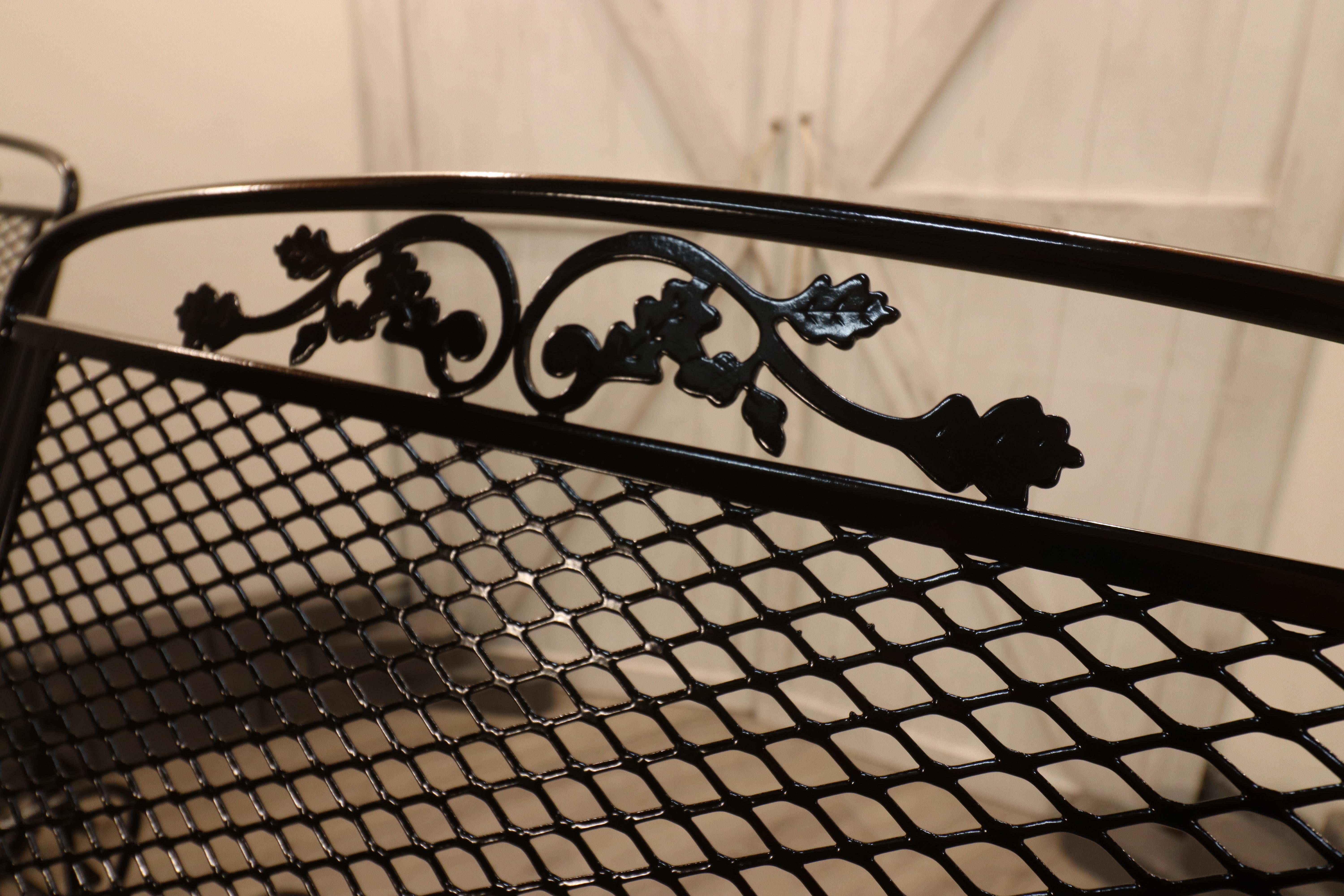 Chaises longues vintage en fer forgé avec glands et feuilles de chêne Bon état - En vente à Omaha, NE