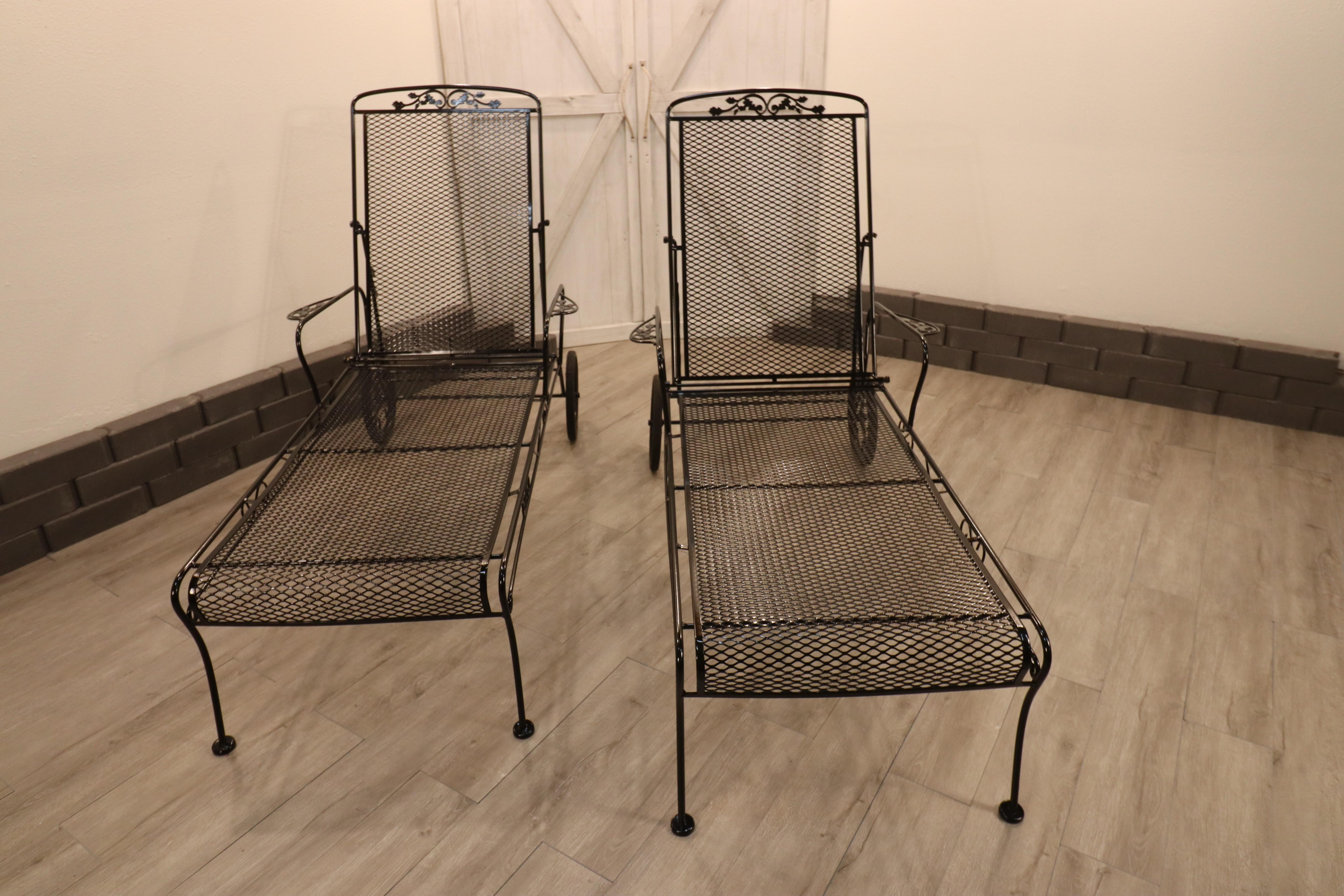 Fer forgé Chaises longues vintage en fer forgé avec glands et feuilles de chêne en vente