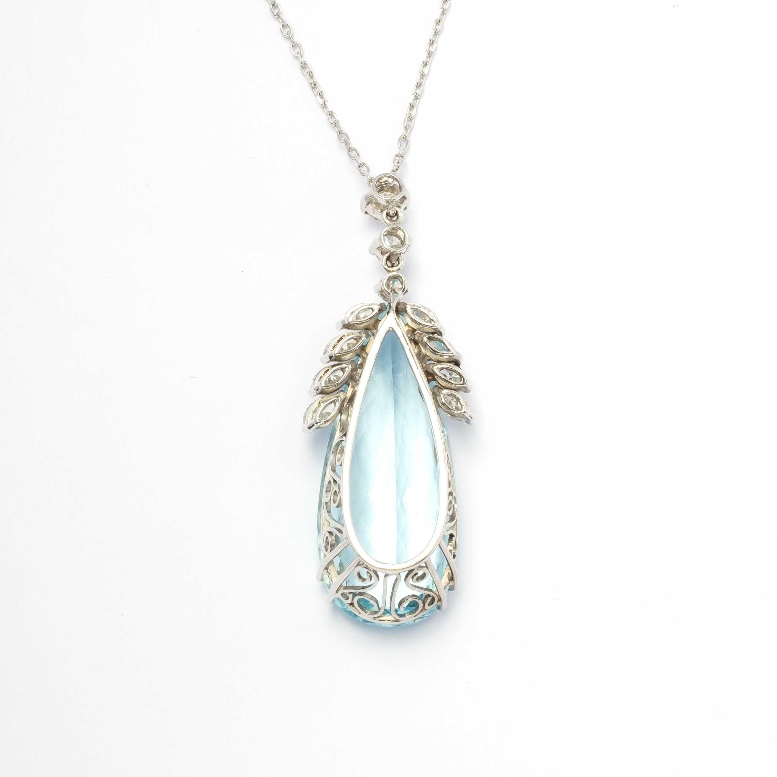 Taglio ovale Collana a goccia con acquamarina e diamanti vintage in vendita