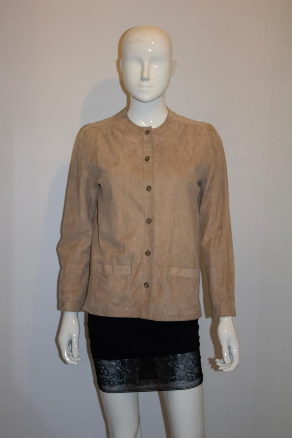 Une veste en daim vintage chic  - le tissu préféré de la saison, de la marque britannique Acquascutum.
La veste a un col rond  avec une ouverture boutonnée sur le devant. Entièrement doublé, il présente des fronces sur les épaules et deux poches sur