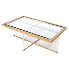 Table basse vintage en acrylique et laiton avec plateau en verre encastré sur base en forme de croix