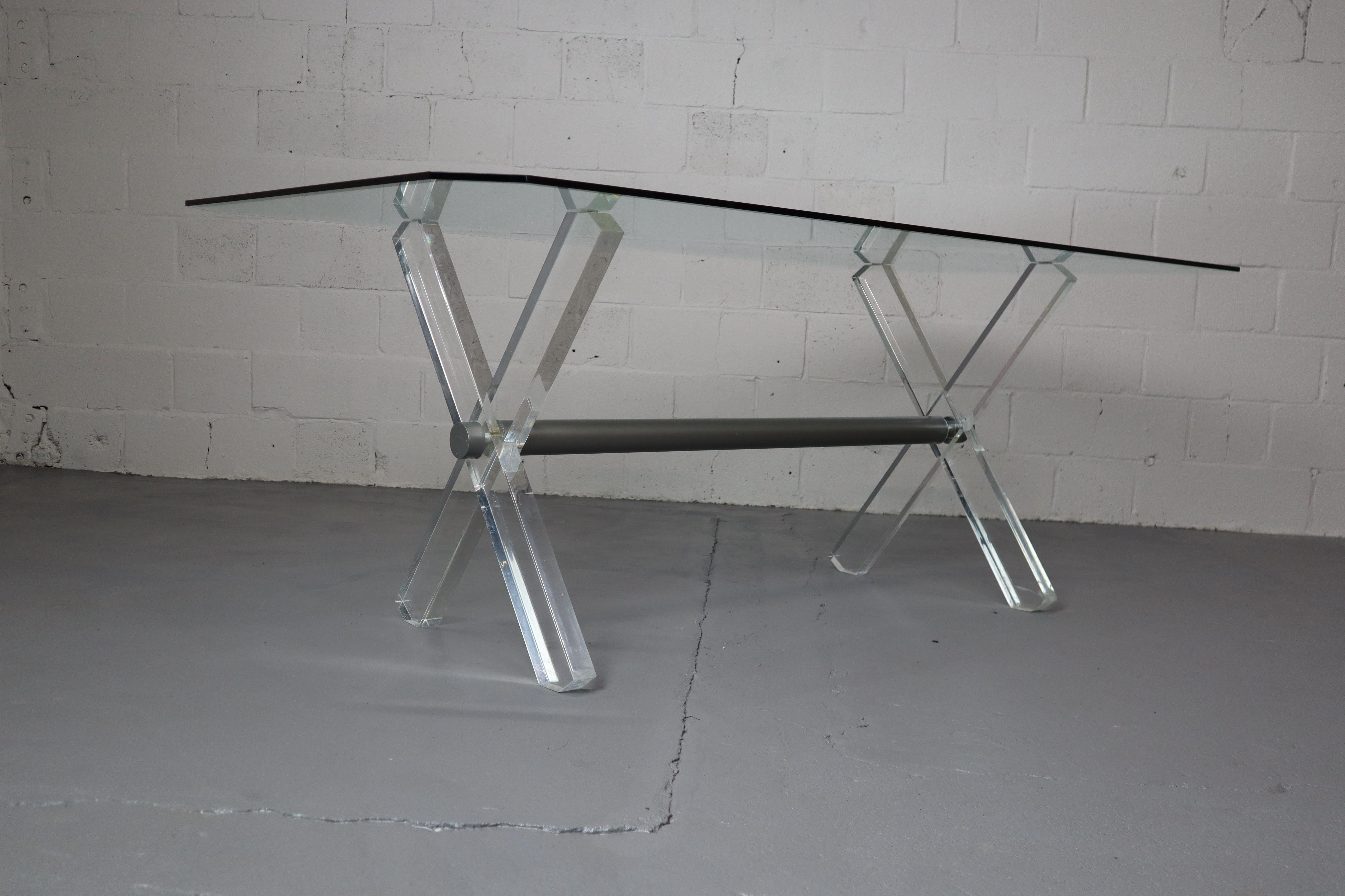 Table de salle à manger vintage avec base en plexiglas et plateau en verre. Plateau en verre rectangulaire biseauté.
190x100x74 cm. 
Quelques signes d'usure sur le dessus et la base.