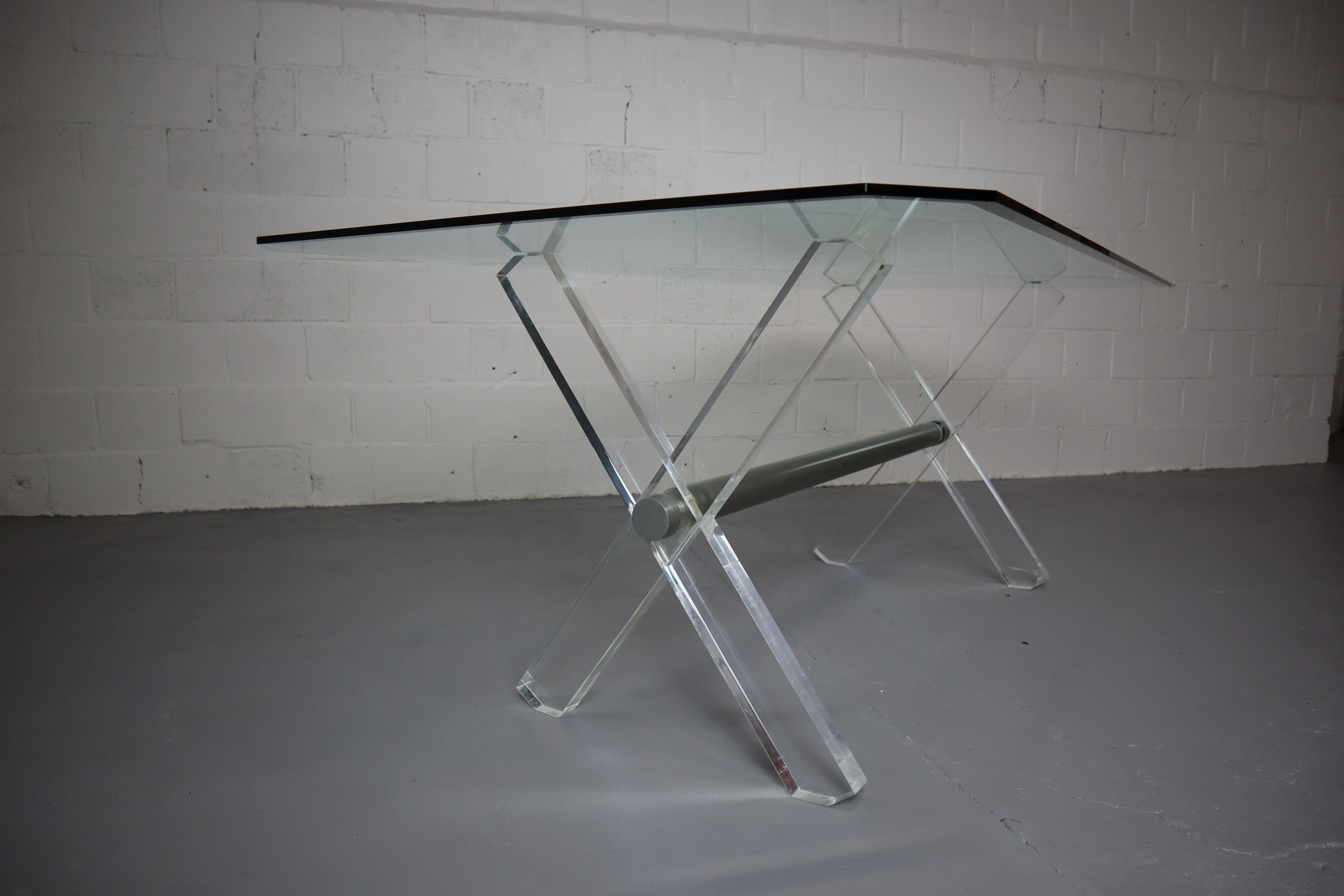 Vintage Acrylic and Glass Dining Table In Good Condition For Sale In Langemark-Poelkapelle, BE