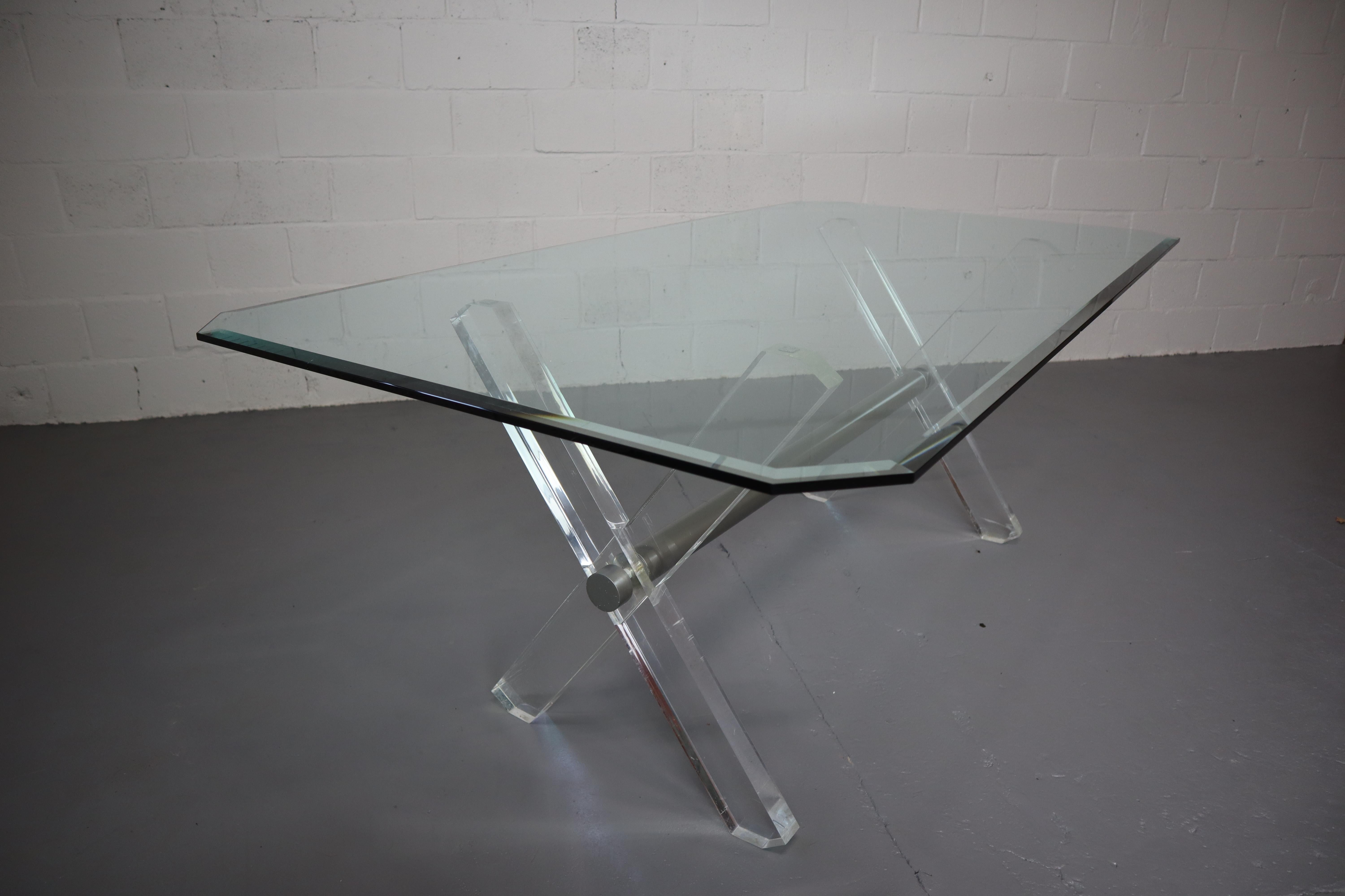 20ième siècle Table de salle à manger vintage en acrylique et verre en vente