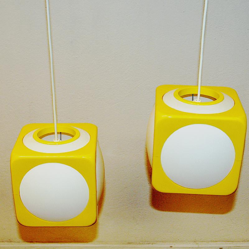 Vintage acrylic cube pendant pair by Schiöler for IKEA 1970s Sweden In Good Condition In Stockholm, SE