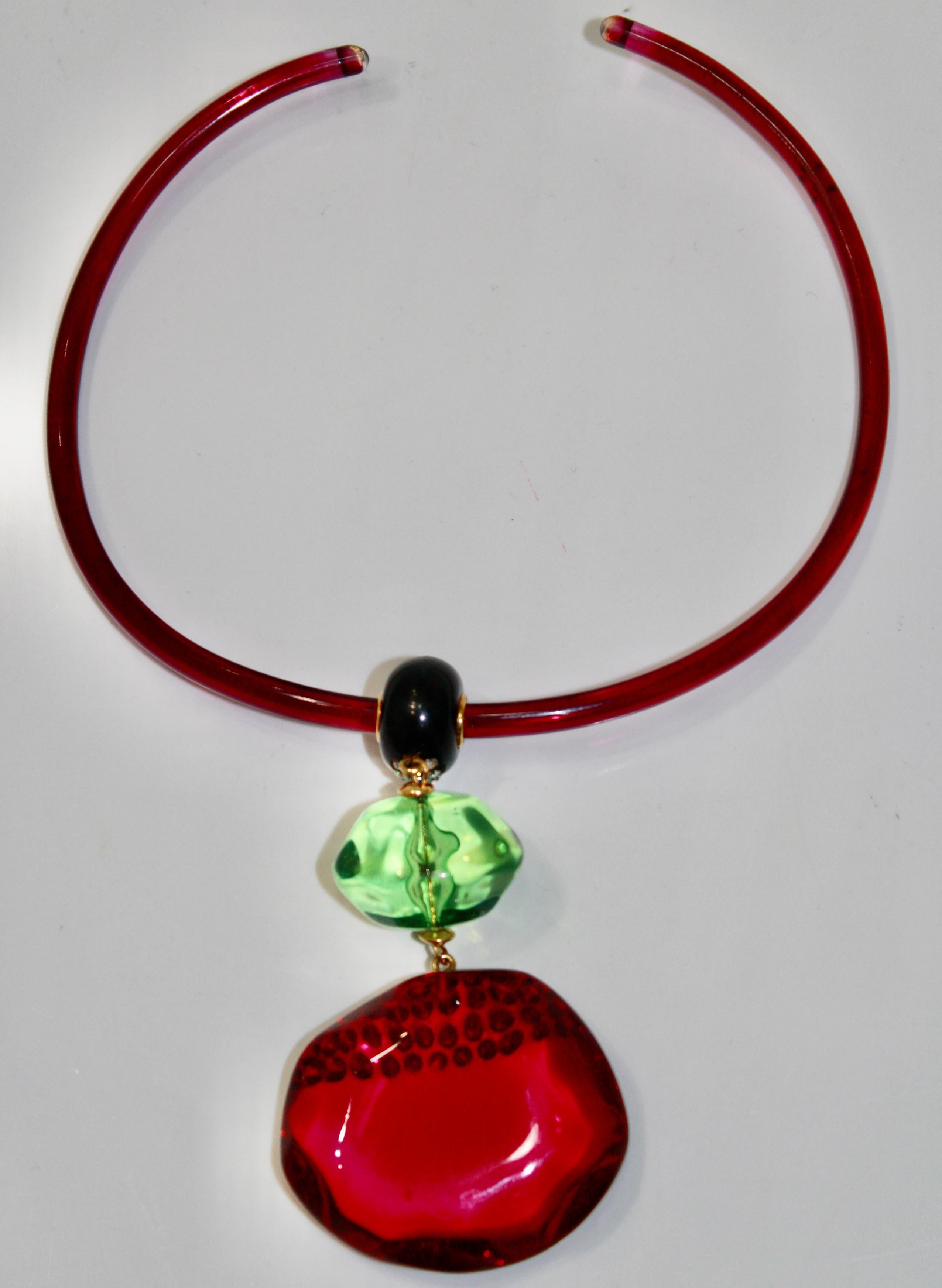 Modern acrylic design in Fuchsia and green with Swarovski cristal.
One size fits all.