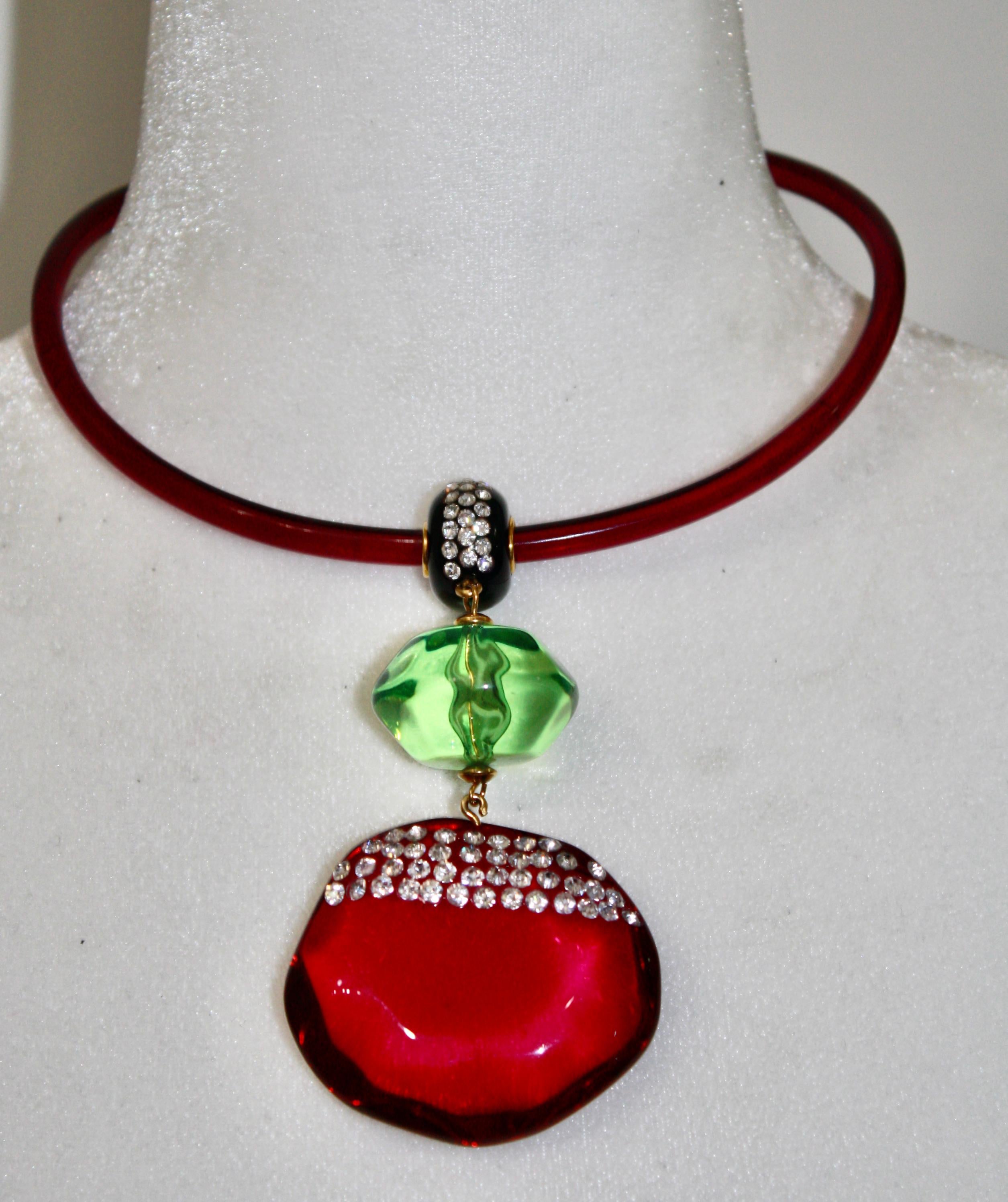Vintage Acrylic Fuchsia and Green Drop Architectural Necklace In Excellent Condition In Virginia Beach, VA