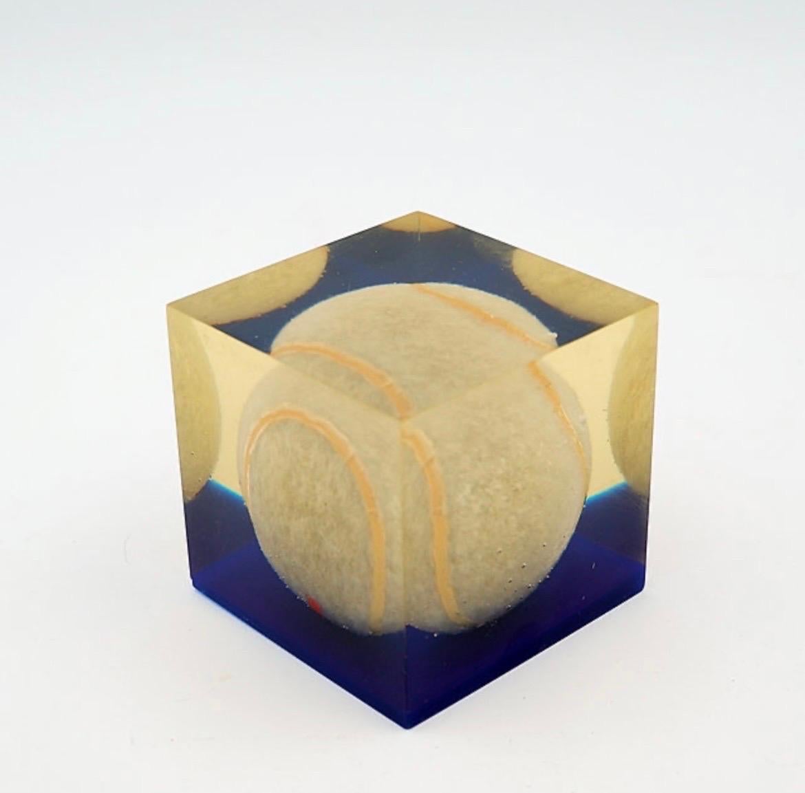 Fermacarte d'epoca in acrilico Lucite con pallina da tennis incastonata In condizioni buone in vendita a Linkebeek, BE